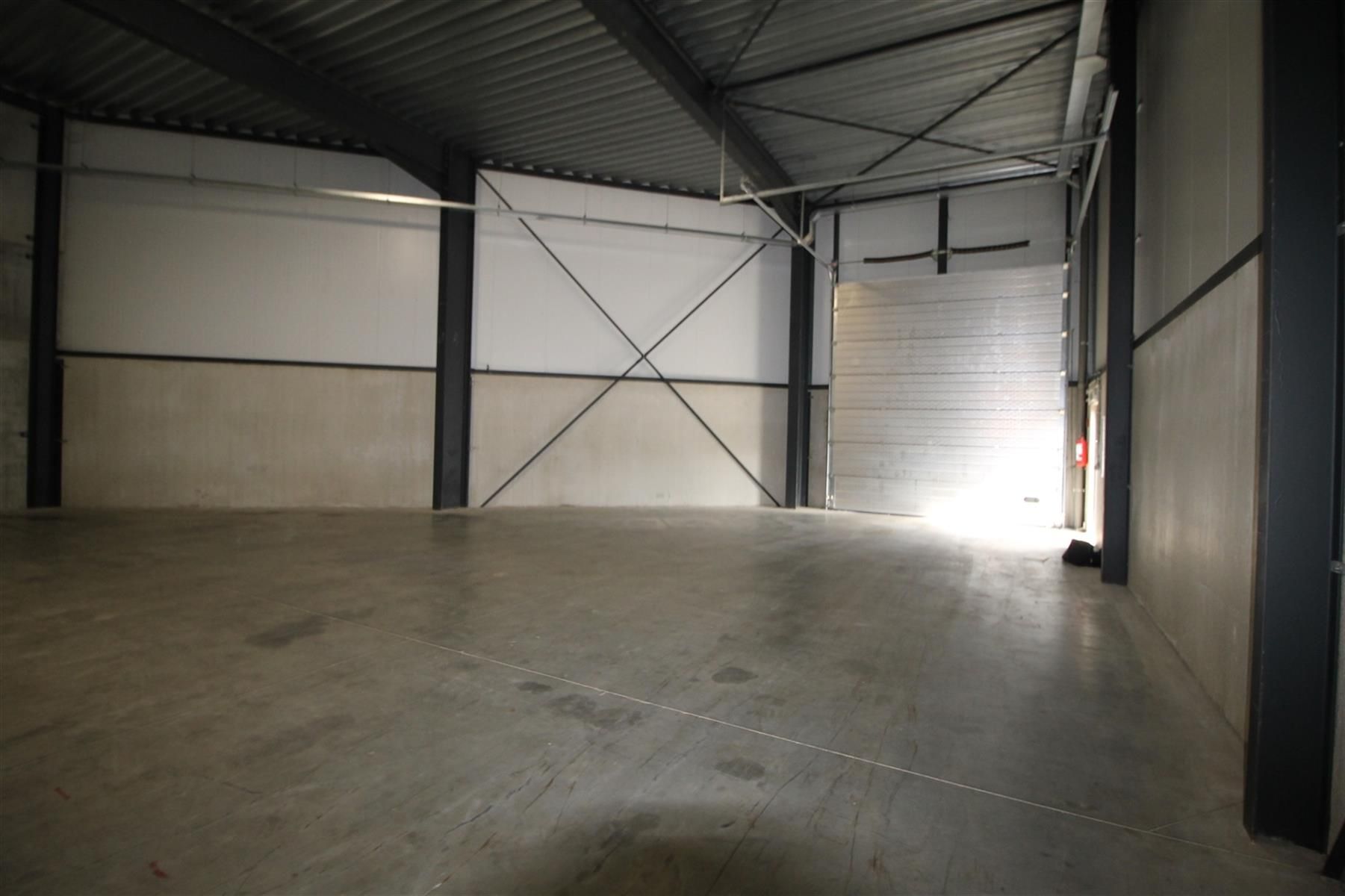 Een opslag - / bedrijfsruimte van 163 m², zijnde de vierde rechts achteraan gelegen. foto 4