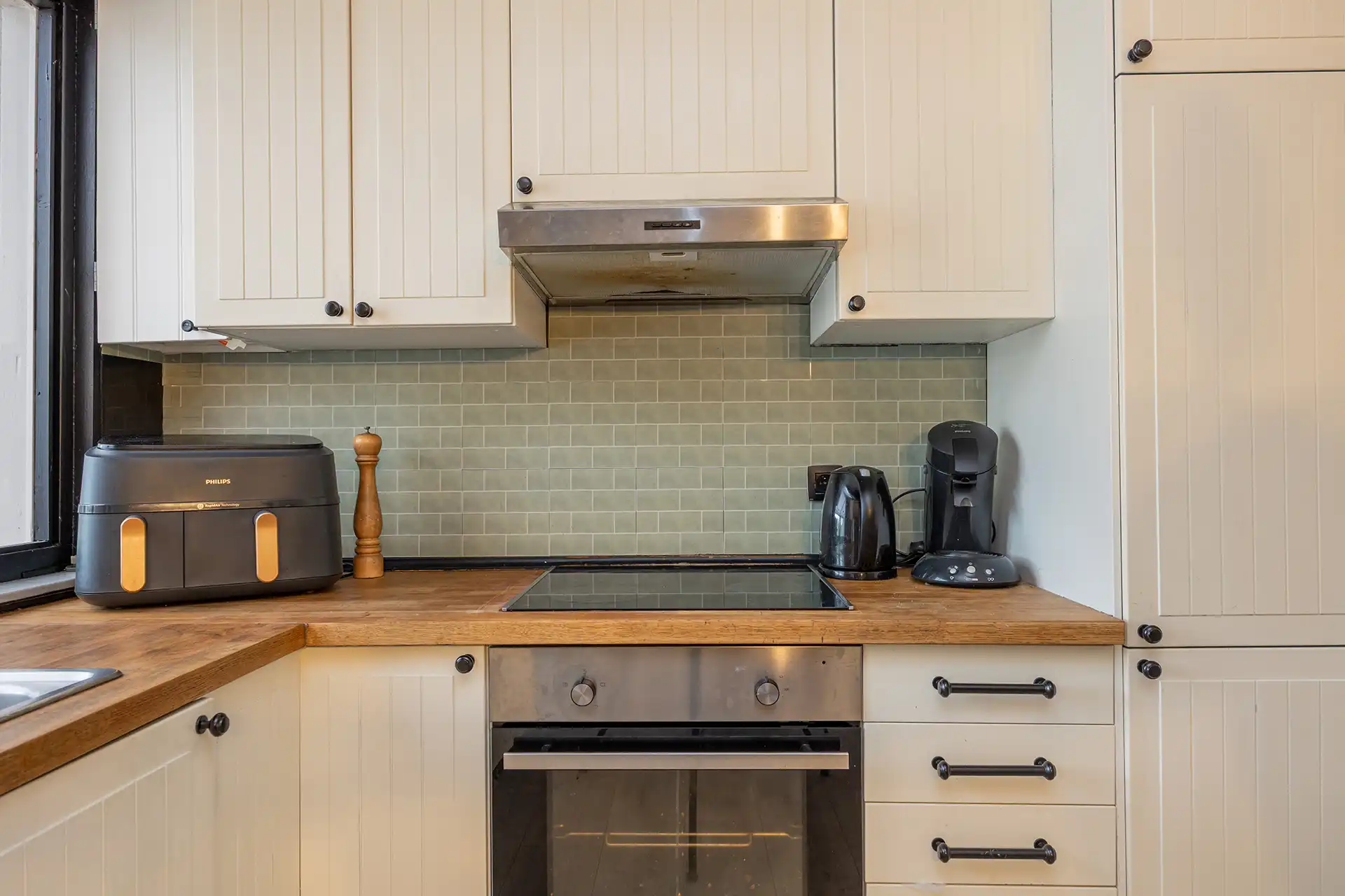 Instapklare woning met 4 slpk, veranda en tuin te Hemiksem! foto 4