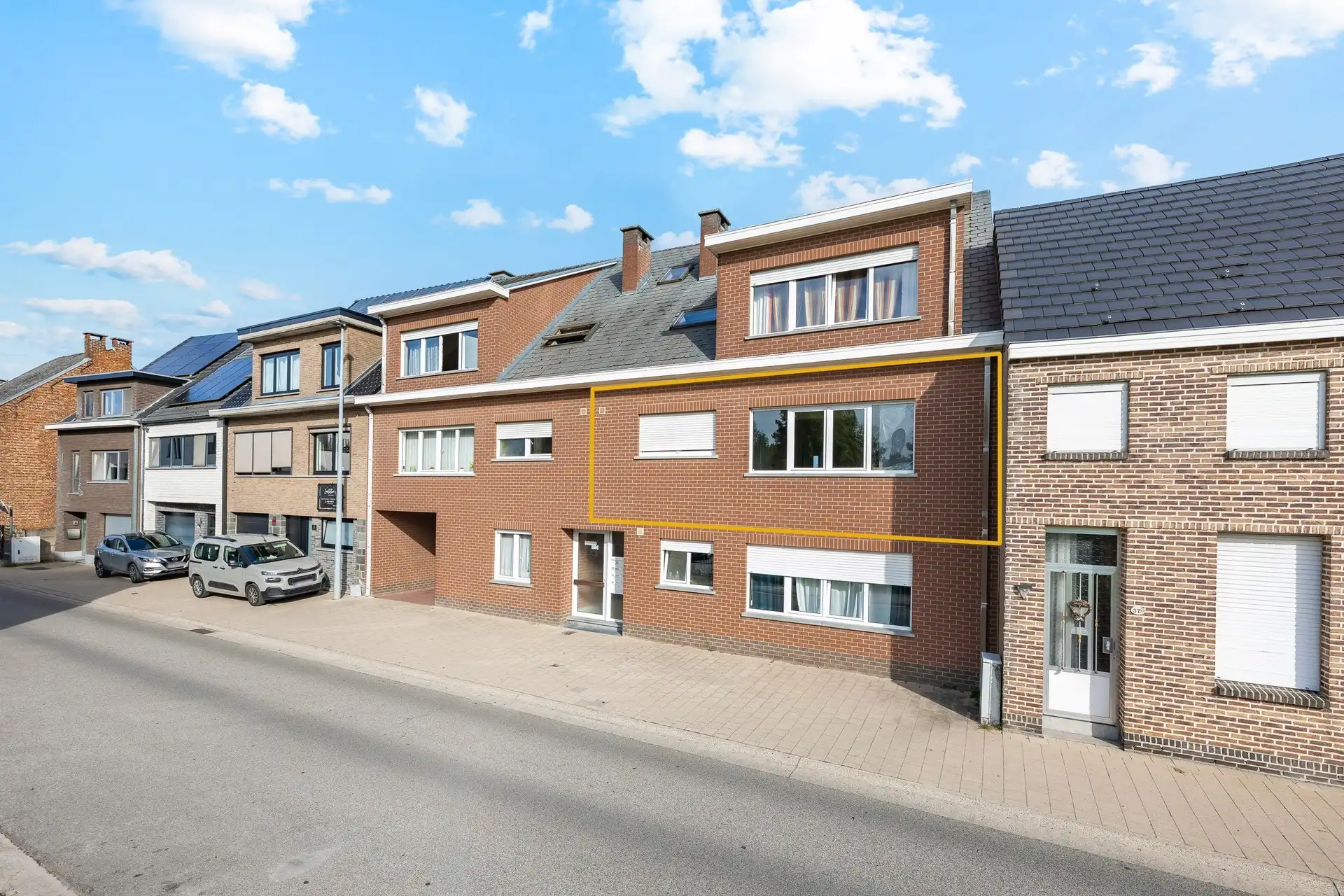 Appartement op de eerste verdieping met twee slaapkamers en garage foto {{pictureIndex}}