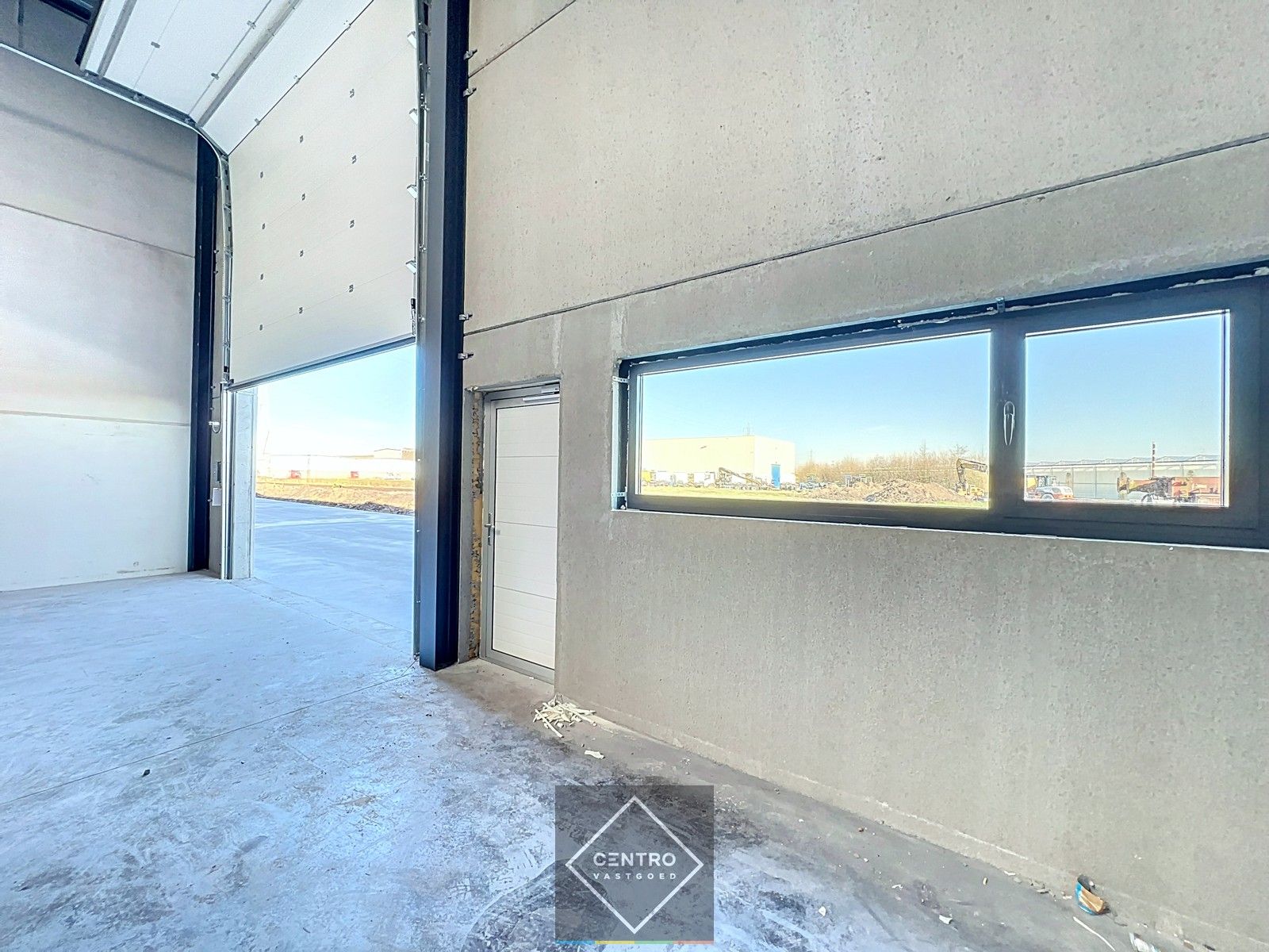 NB MAGAZIJN van 180m² (vrije hoogte 7m !) , voorzien van sectionaalpoort, deur, raam en 2 parkeerplaatsen te SLEIHAGE (Oostnieuwkerke). foto 5