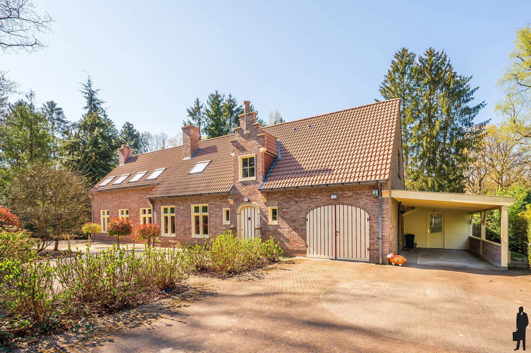 Hoofdfoto van de publicatie: Instapklare villa met binnenzwembad op gegeerde locatie!