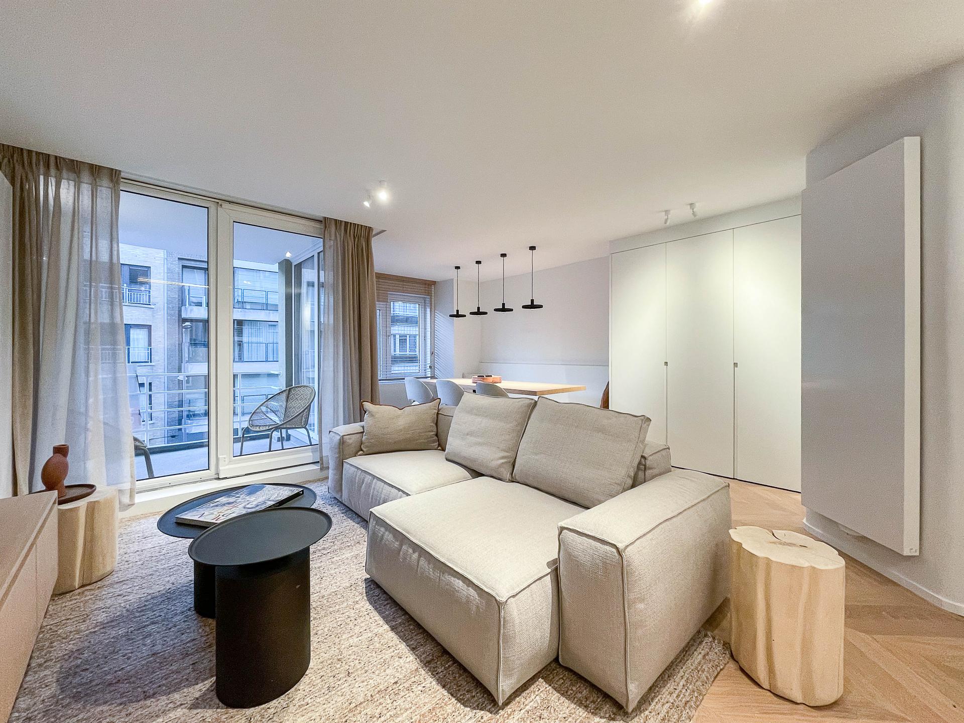 Volledig gerenoveerd, gemeubileerd appartement... foto {{pictureIndex}}