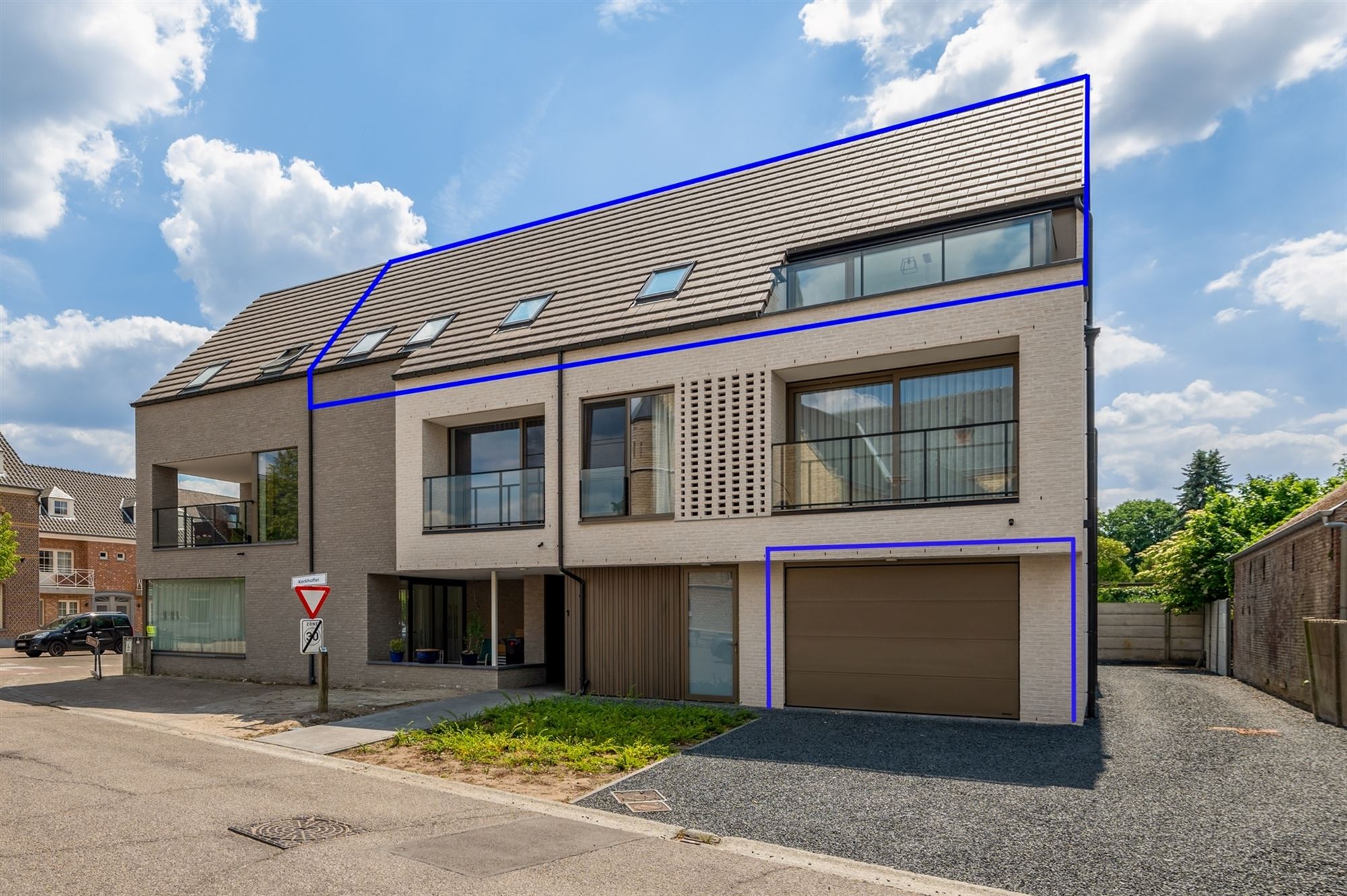 Ruim dakappartement met knap terras, in het landelijke dorpscentrum van Grasheide. foto {{pictureIndex}}