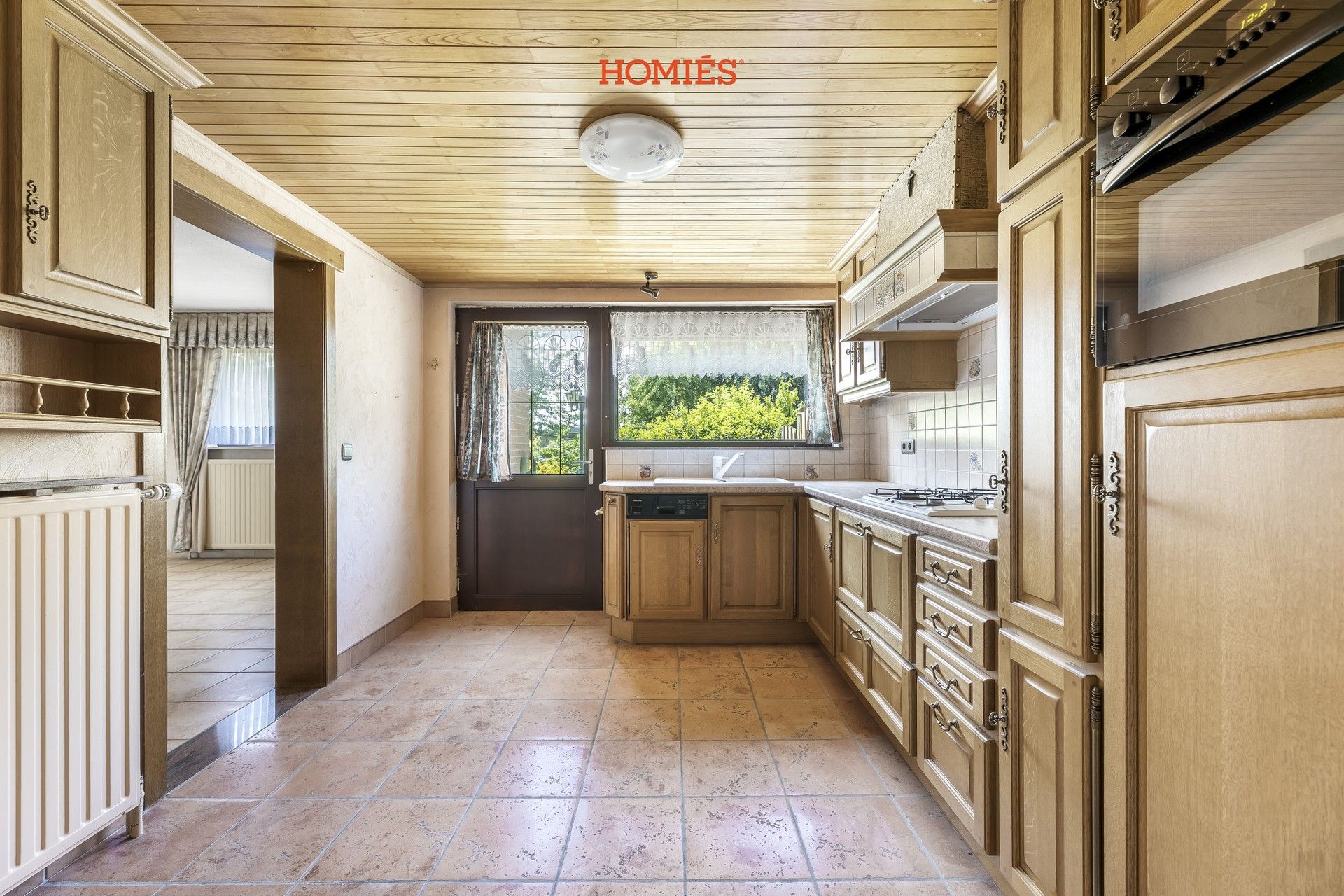 Te renoveren woning met veel potentieel foto 8