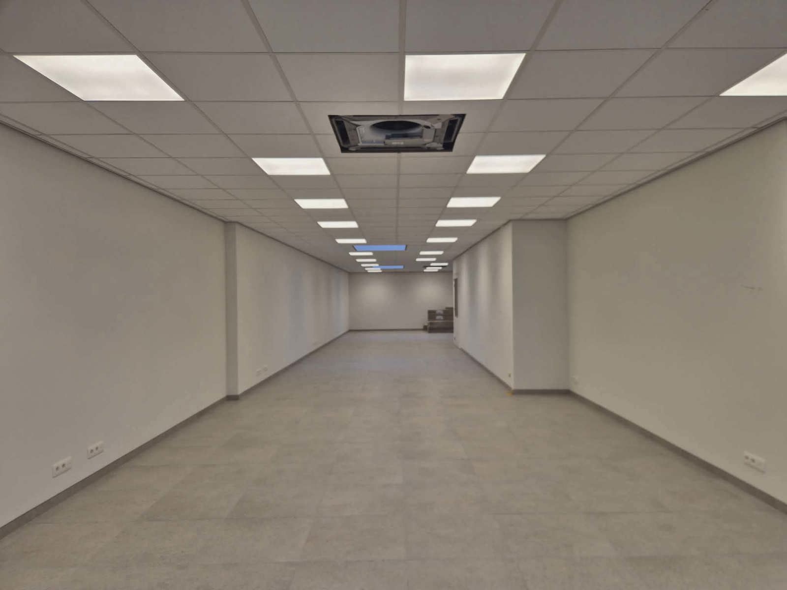 Nieuwbouw handelsgelijkvloers op het Dorp in Serskamp foto 2