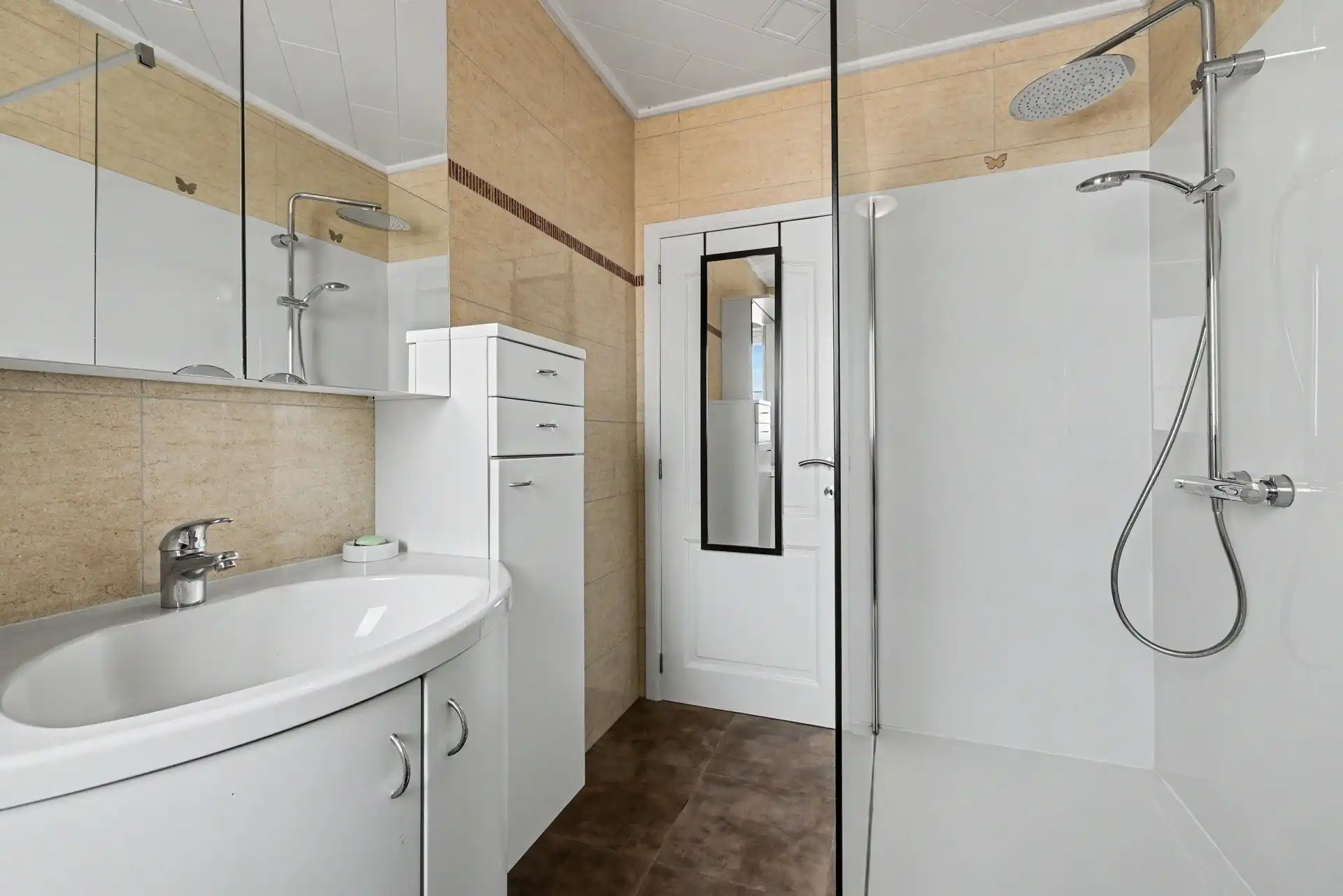 Goed gelegen halfopen bebouwing met ruime oprit, 3 slaapkamers en tuin foto 16