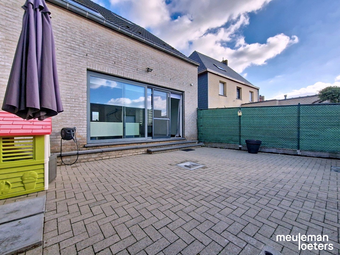 Ruime  halfopen woning met twee garages foto 4