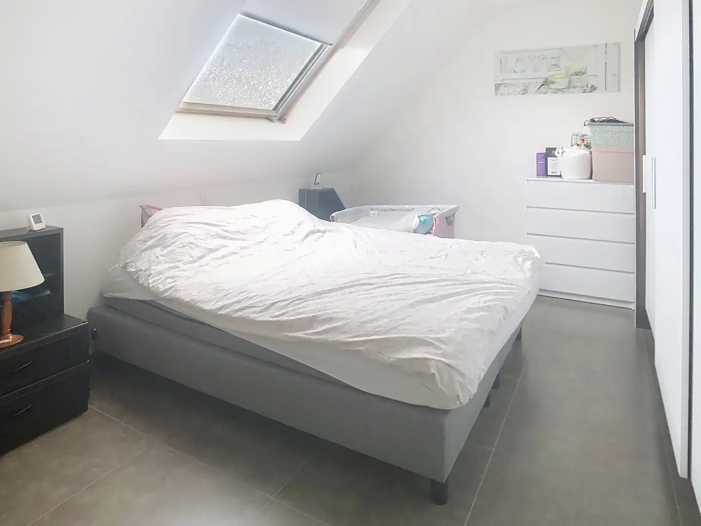 Zeer verzorgd duplex-appartement in centrum Westrozebeke, met tuintje, terras en carport foto 6