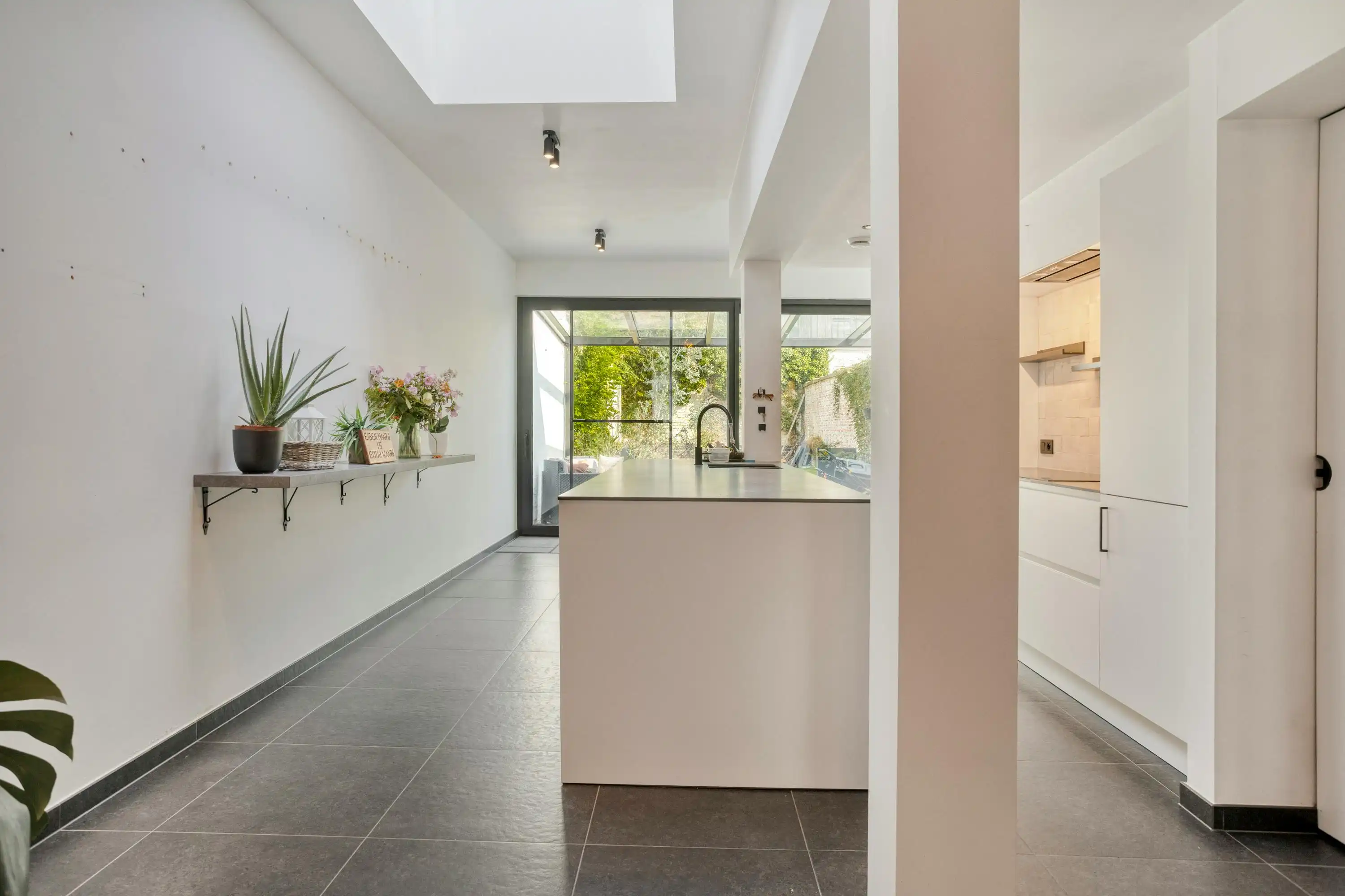 Kwalitatief gerenoveerde centrumwoning met tuin in Ieper foto 8