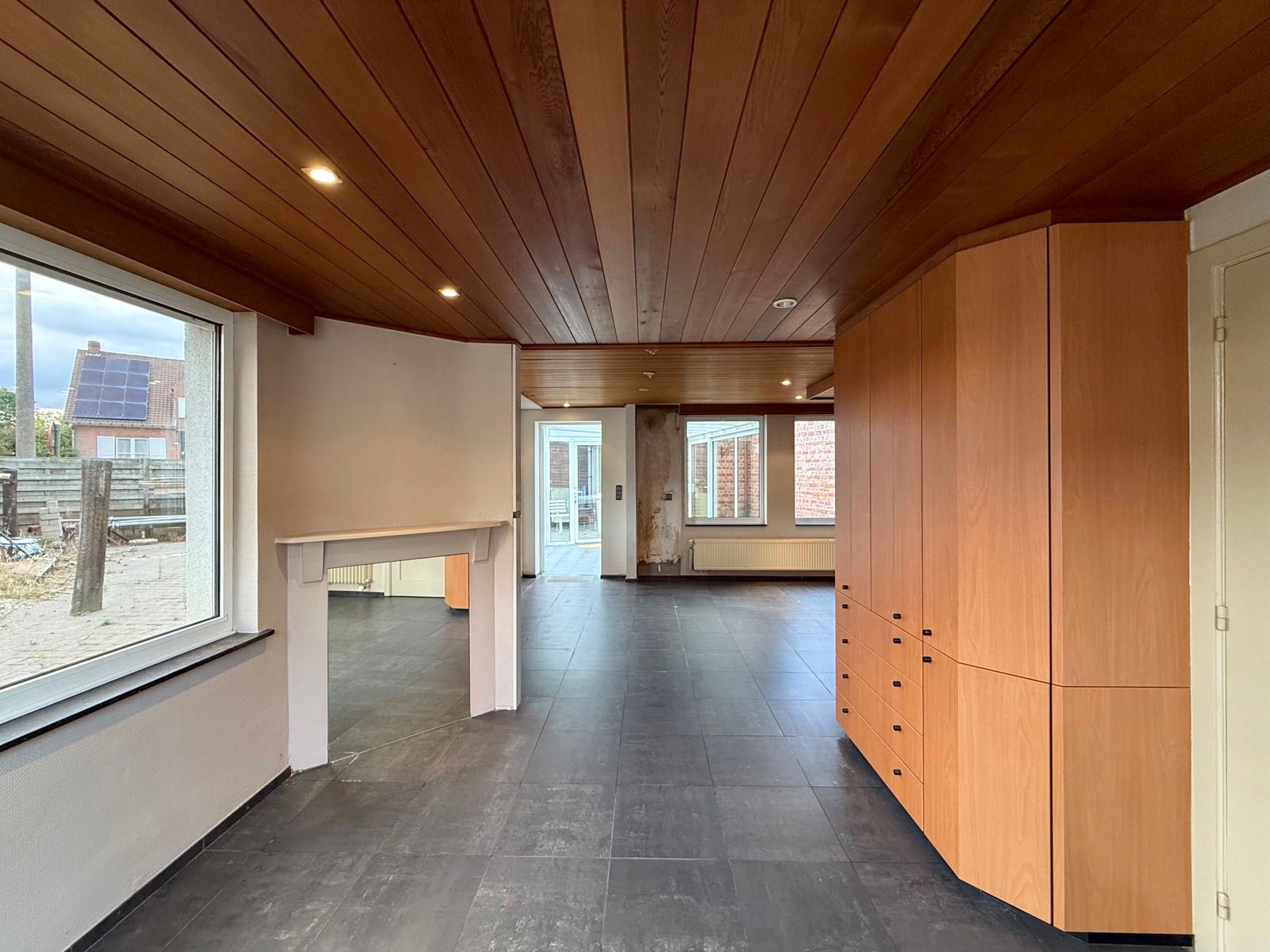 Half open woning met 4 slaapkamers, tuin en garage foto 2