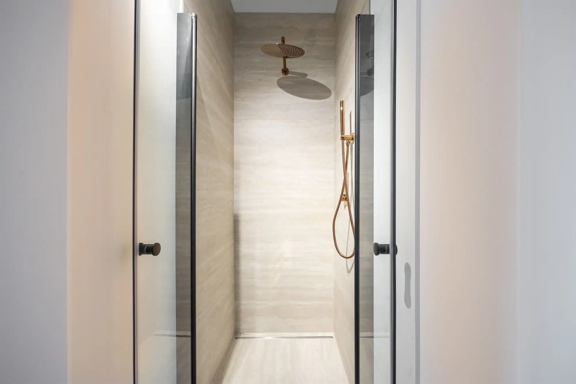 Nieuwbouwwoning met vier slaapkamers en tuin foto 24