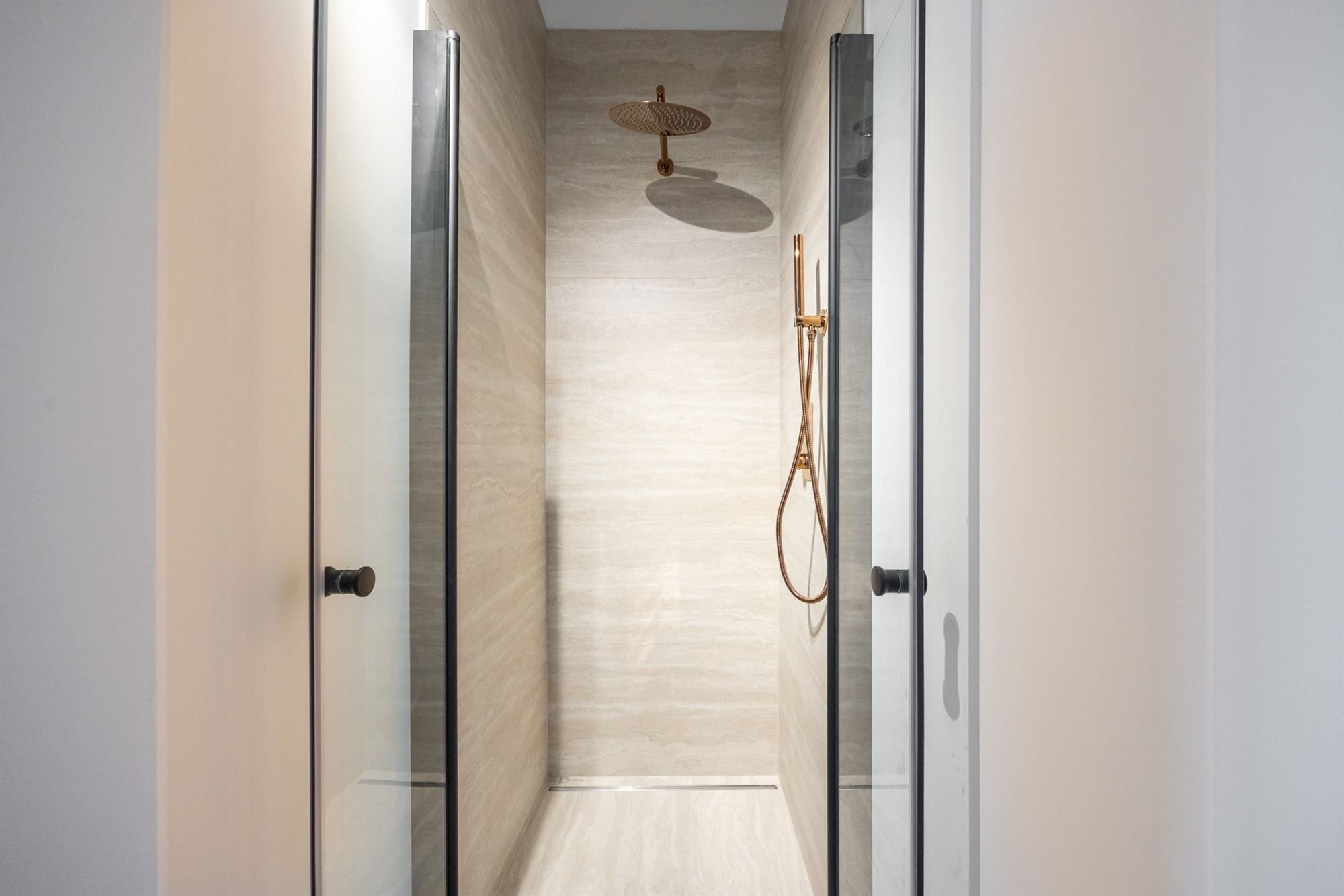 Nieuwbouwwoning met vier slaapkamers en tuin foto 24