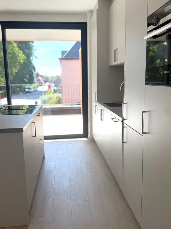 Instapklaar nieuwbouwappartement met 2 slaapkamers, heerlijke lichtinval & zalig terras - ondergrondse parking + berging. foto 12