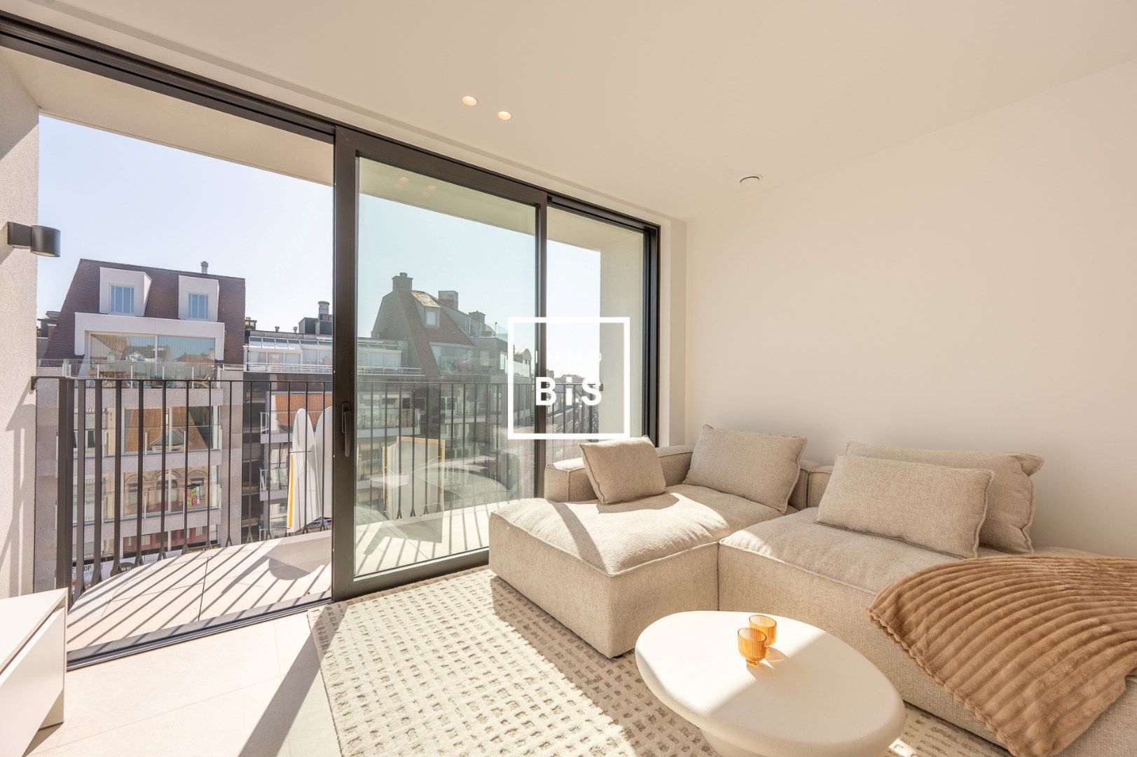 Stijlvol nieuwbouwappartement volledig afgewerkt in het hart van Knokke foto {{pictureIndex}}