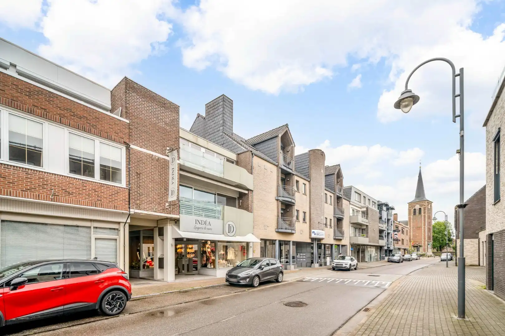 Comfortabel, zeer ruim appartement met 4 slaapkamers, terras en garage in het centrum van Neeroeteren!  foto 4