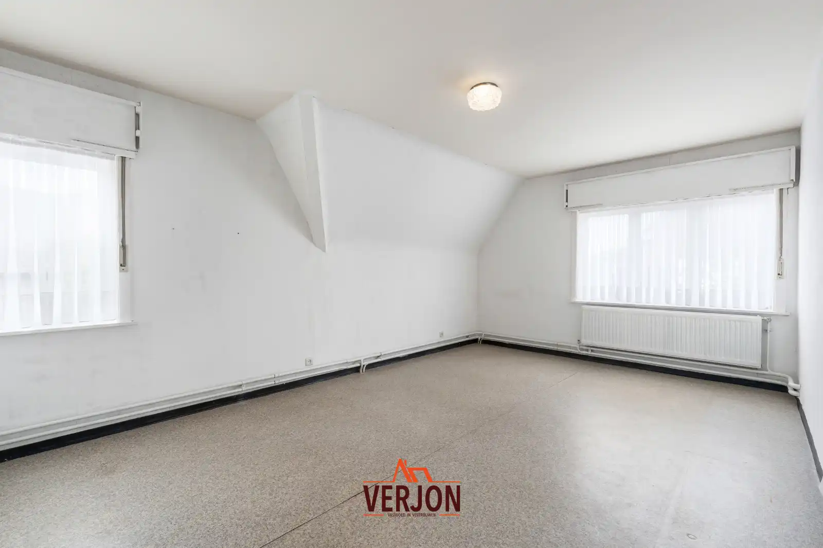 Ruime gezinswoning met 4 slaapkamers, grote garage en zonnige tuin foto 14