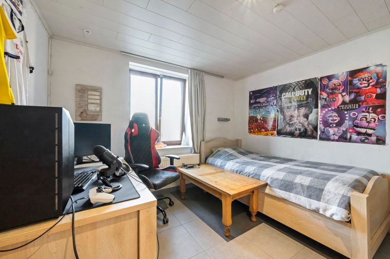 Staden. RUIME LANDELIJKE VILLA MET POTENTIEEL + loods van 435 m2 + loods van 515 m2 . Totaal perceel met tuinen en vijver = +/- 9000m2. Ideaal opbrengsteigendom en eigen gebruik. foto 15