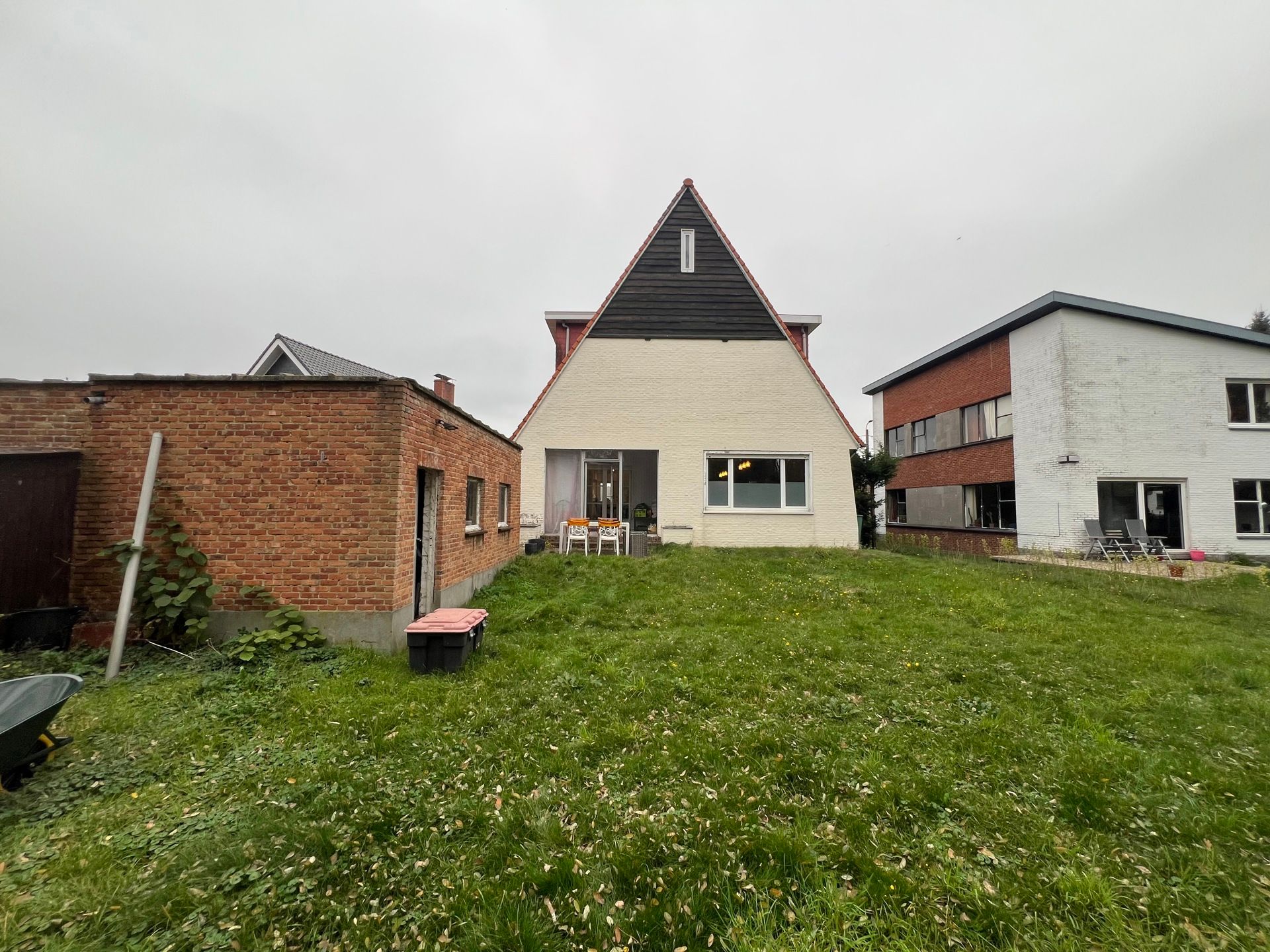 Ruime deels gerenoveerde villa met eclectische architectuur  foto 3