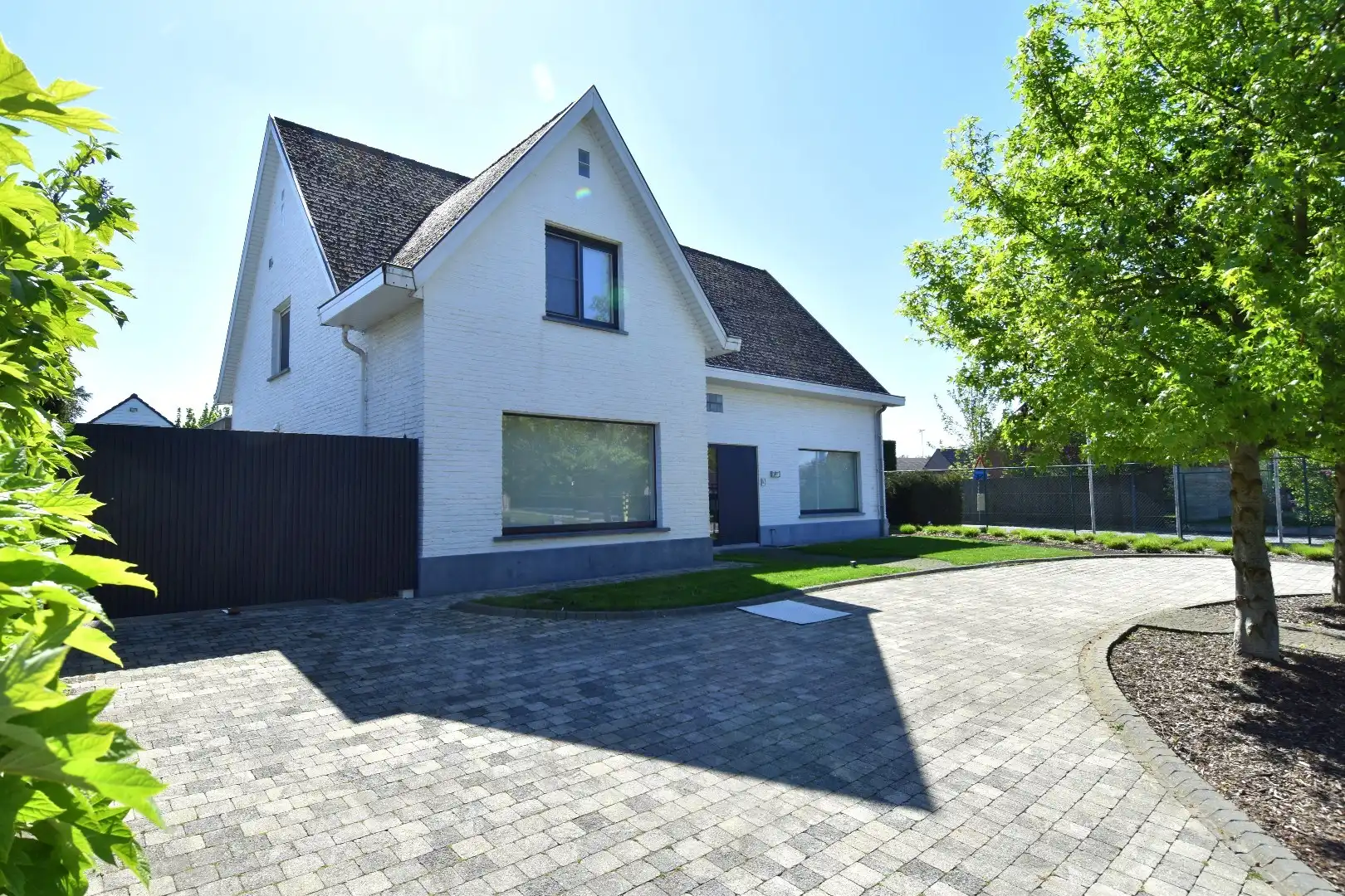Villa met 4 slaapkamers, zwembad en mooie volumes te koop in Moorsele foto 30