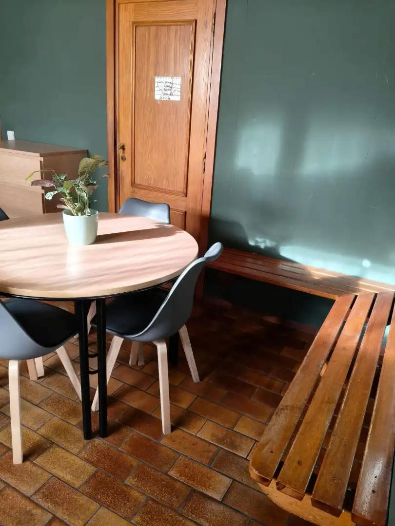 Ruime woning met 4 slaapkamers en garage en carport en tuin foto 11