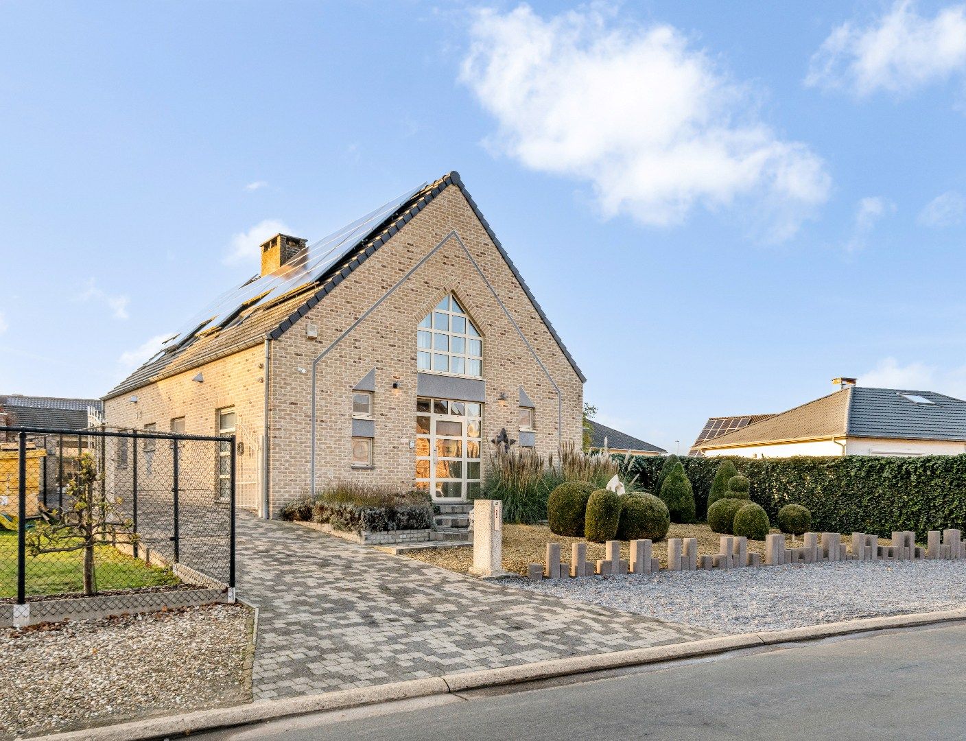 Statige en veelzijdige woning met karakter, energiezuinig comfort én prachtige tuin, op toplocatie. foto {{pictureIndex}}