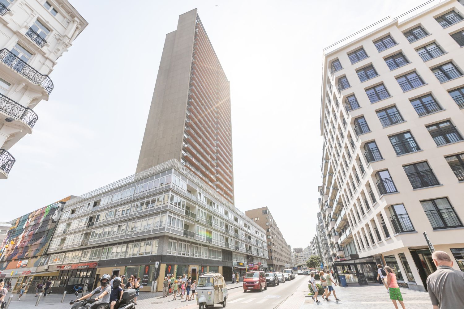 Instapklare Studio met zonnig terras nabij strand en stad foto 11