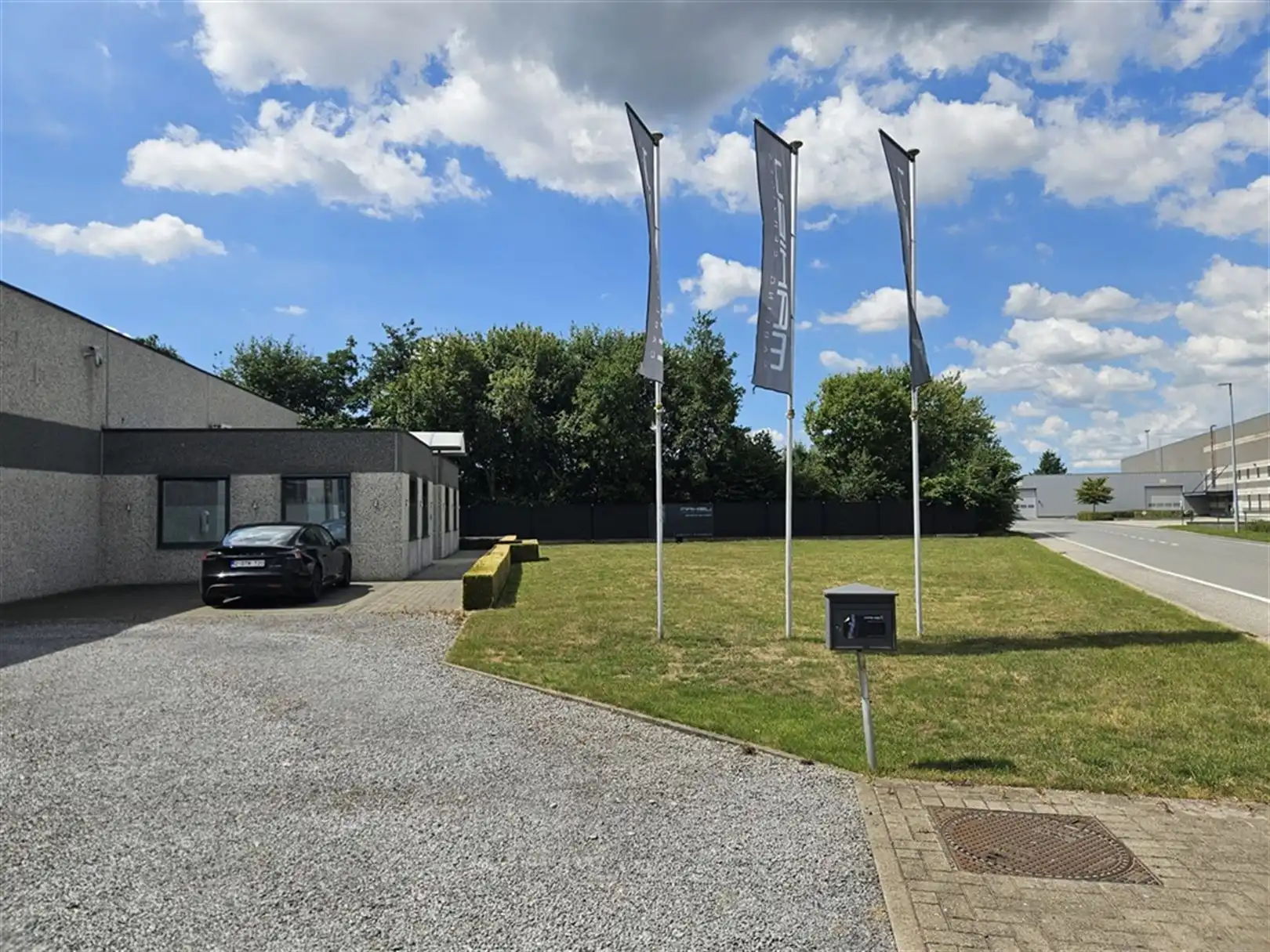 Bedrijfsgebouw met ruime parking te Waregem foto 5