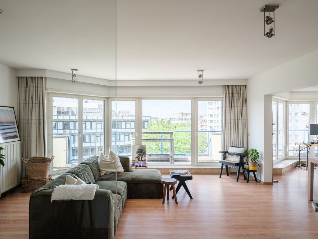 Licht op te frissen penthouse met 4 slaapkamers, meerdere zonneterrassen en een adembenemend uitzicht over de Leie en de Bijloke. Aankoop staanplaats. foto 2