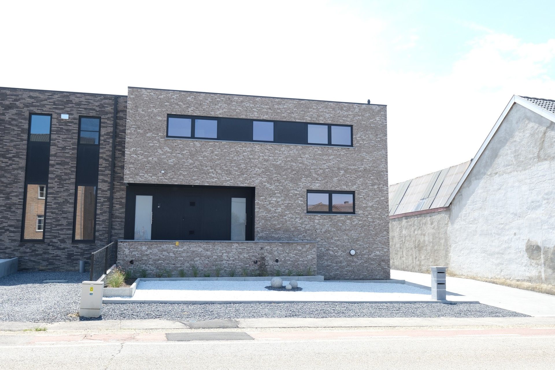 Nieuwbouw appartement op de eerste verdieping met luxueuze afwerking in Riemst. foto {{pictureIndex}}