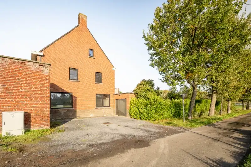 Gerenoveerde halfopen woning met ruime tuin. foto 22