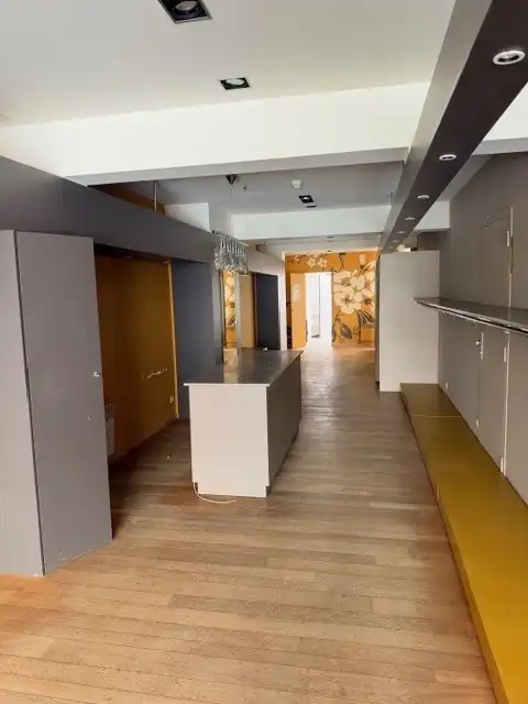 Handelspand met ruime kelder te huur in de winkelstraat van Koksijde foto 2