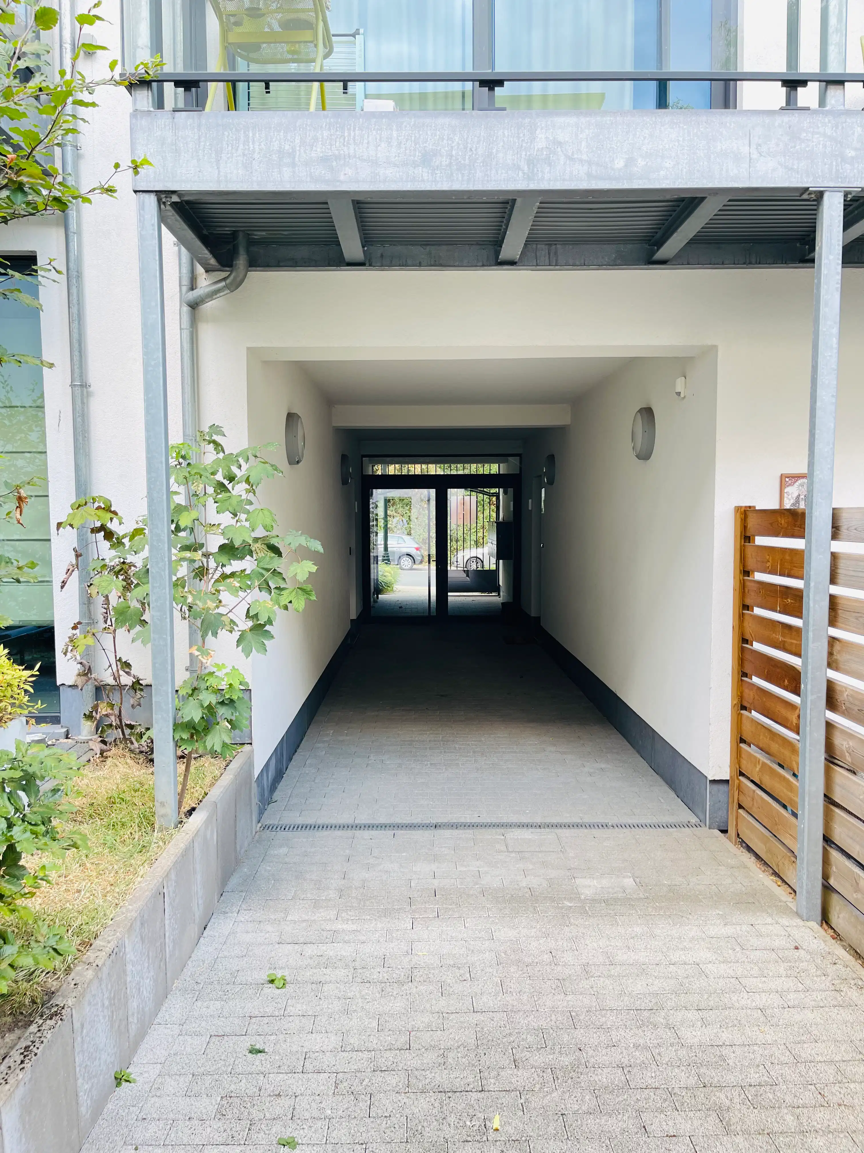 Stijlvol en recent appartement met tuin en patio foto 16