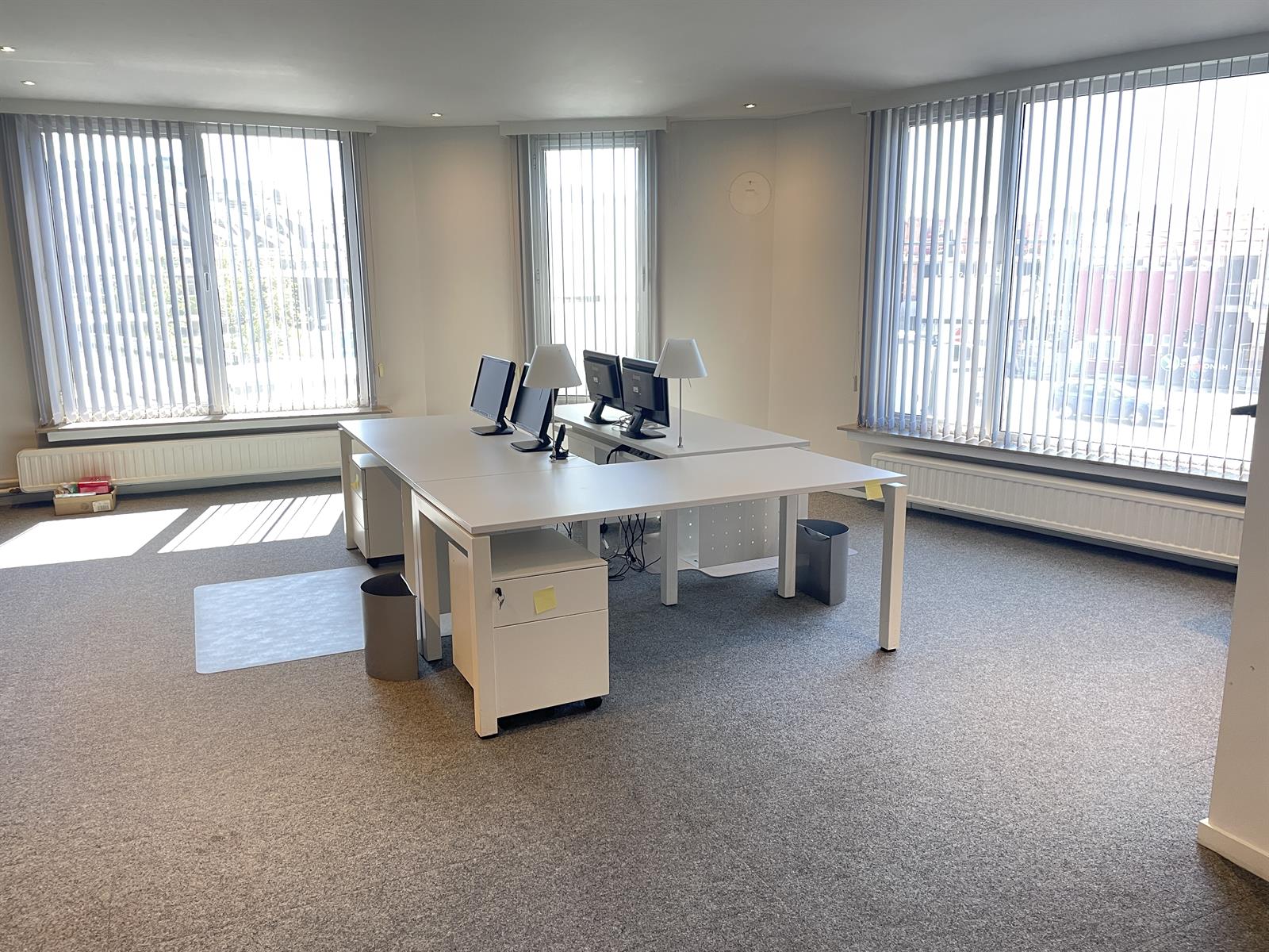 Hoekkantoor te huur met panoramisch uitzicht over de stad foto 2