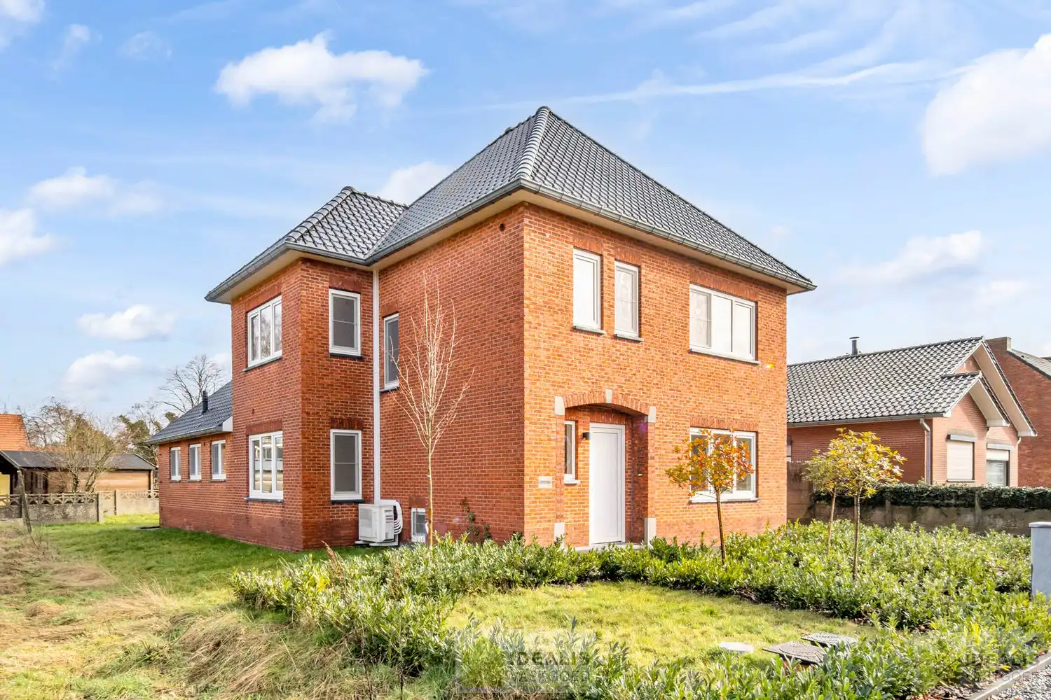 IDEALIS VASTGOED – Schitterend volledig vernieuwde woning met een heerlijke open leefruimte, luxe keuken, 3 ruime slaapkamers, twee badkamers én een ruime wasplaats! Dit heerlijke huis bevindt zich op een perceel van maar liefst 7a 94ca vlak bij het centrum van Eksel - EEN MUST VISIT! - foto 2