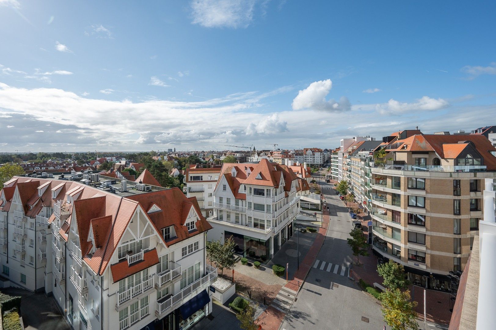 Prachtig appartement in hartje Zoute met gevelbreedte van bijna 9 m en unieke zonneterrassen vlakbij het Albertplein. foto 4