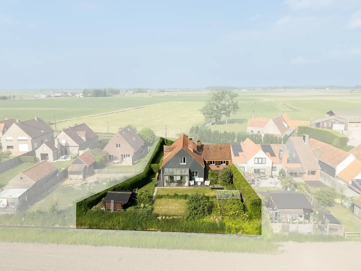 Zeer ruime woning op een perceel van 1000m² met dubbele garage in het landelijke Houtave. foto 32