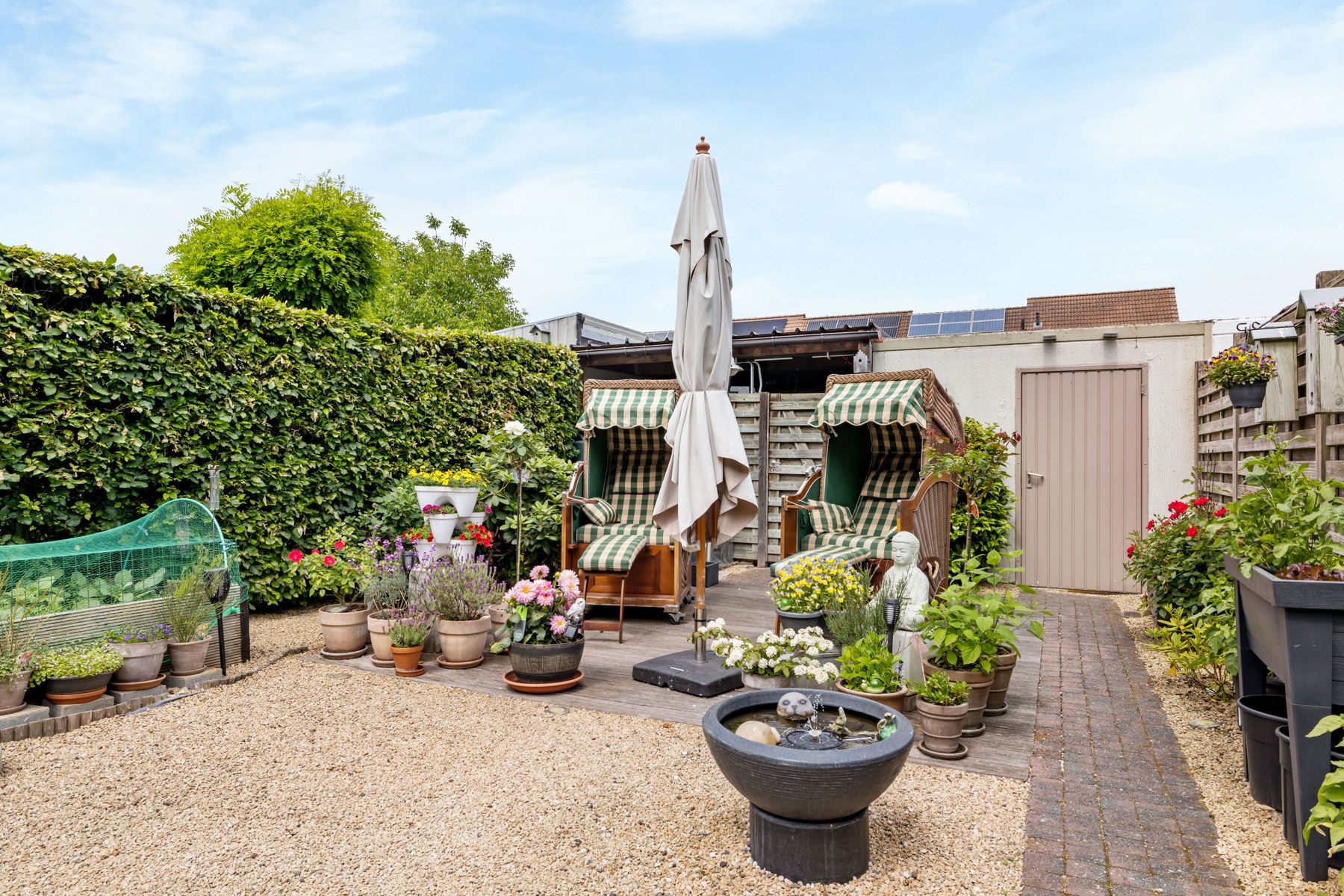 Charmante gezinswoning met tuin, garages en zonnepanelen foto 12