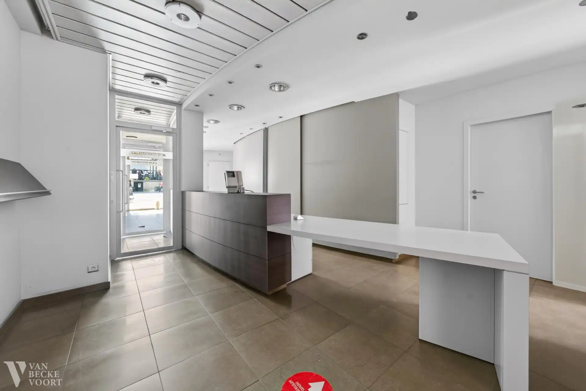 Handelsgelijkvloers 217m² + 6 autostandplaatsen foto 3