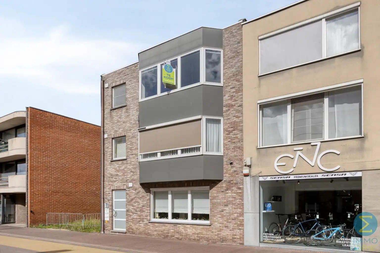 Ruim 2-slaapkamerappartement met balkon, garage én kelder  foto {{pictureIndex}}