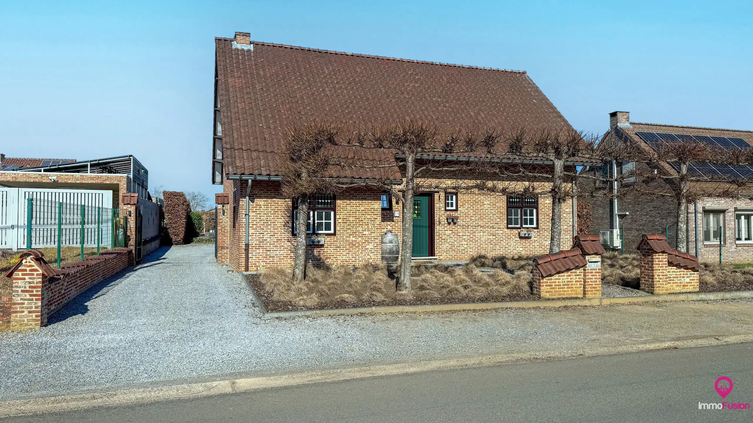 Instapklare gezinswoning met 5slpks, dubbele garage en tuin! foto {{pictureIndex}}