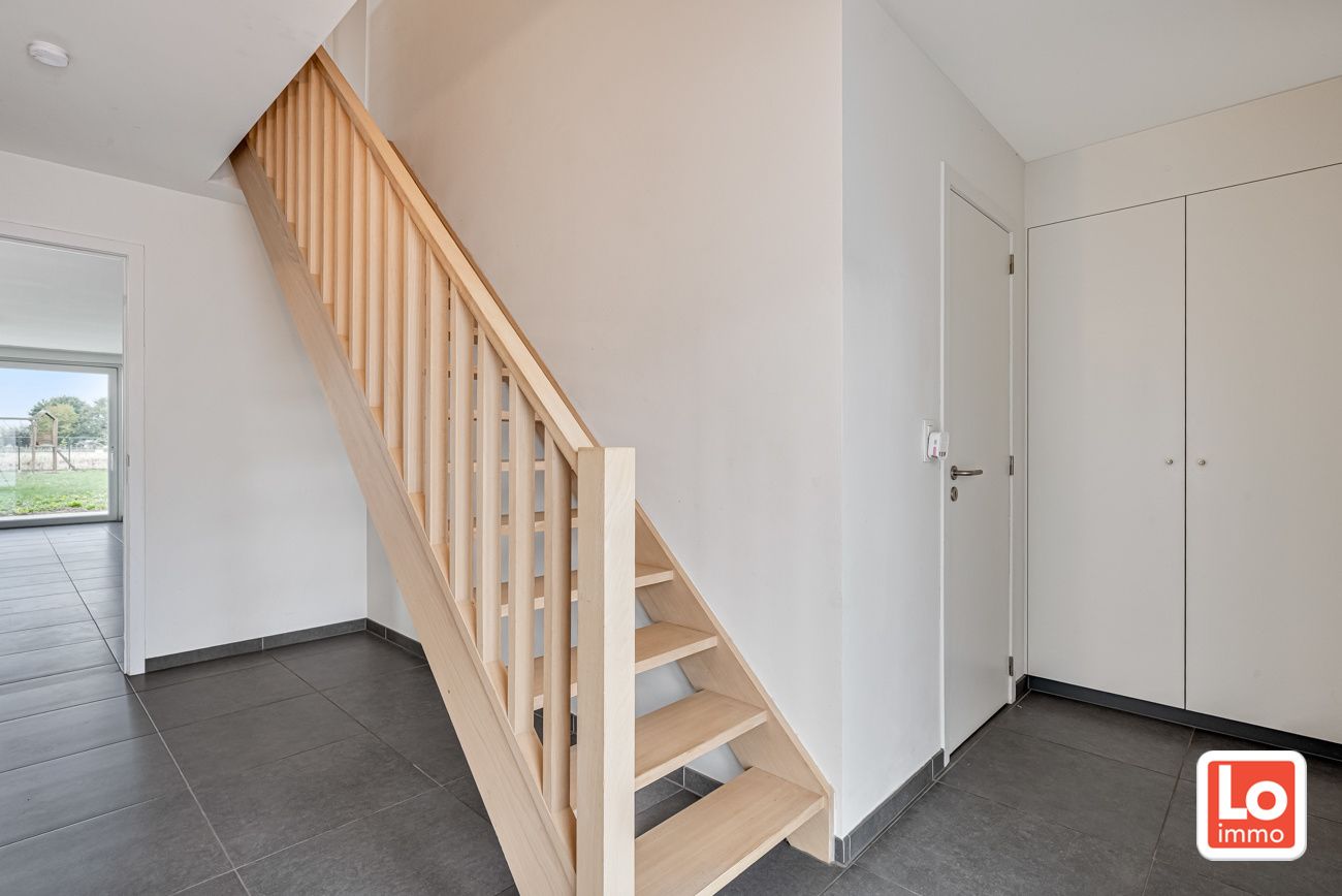 Moderne en instapklare halfopen woning met afzonderlijke garage in Lochristi! foto 2