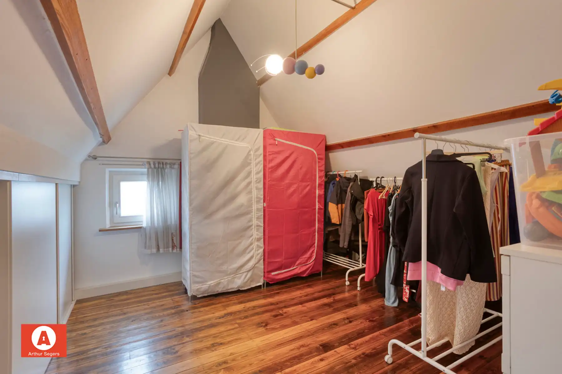 Karaktervolle open bebouwing met 5 slaapkamers en bureau foto 19
