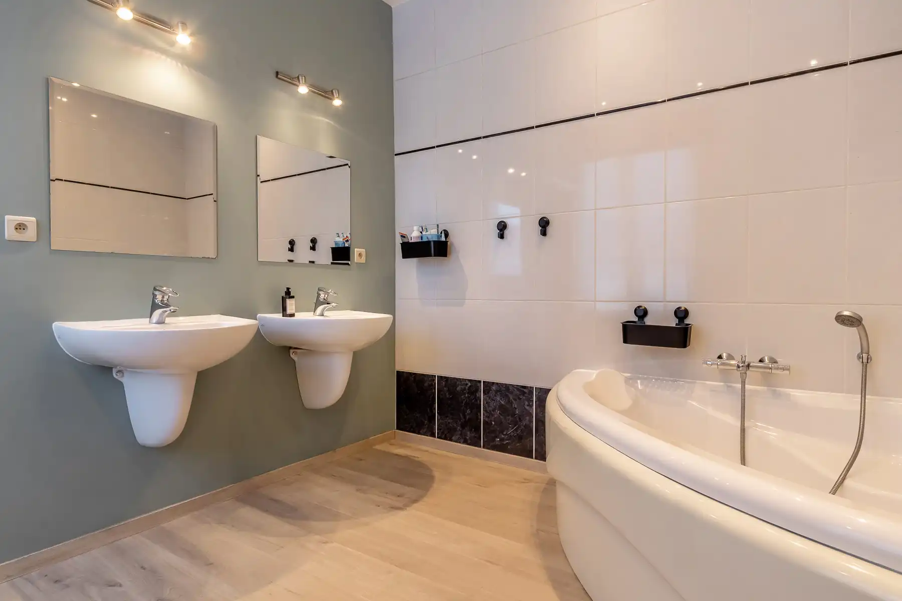 Prachtig gebouw met handelsruimte en 2 appartementen foto 24