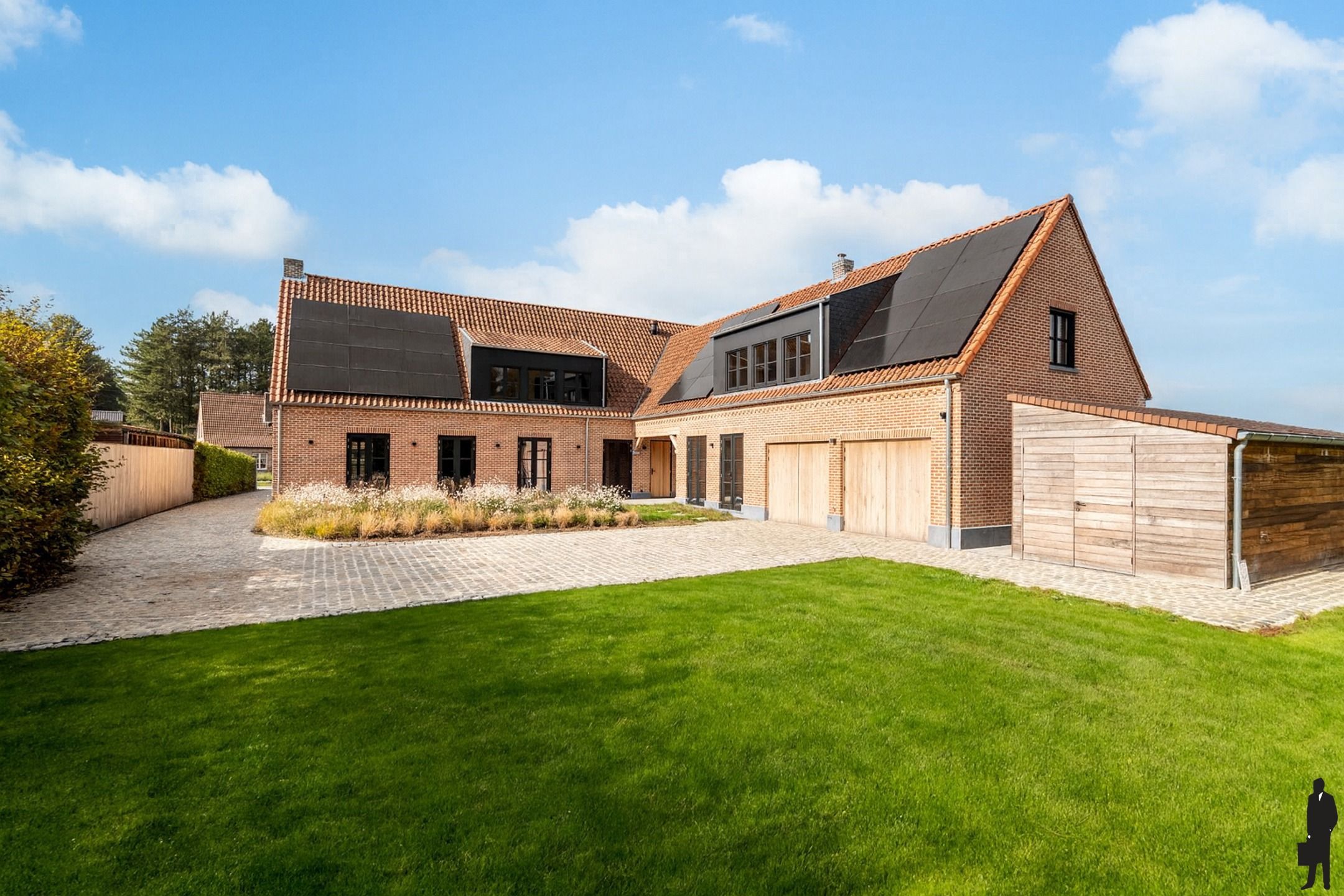 Hoogwaardig, gerenoveerde villa op een perceel van 3.552m² foto {{pictureIndex}}