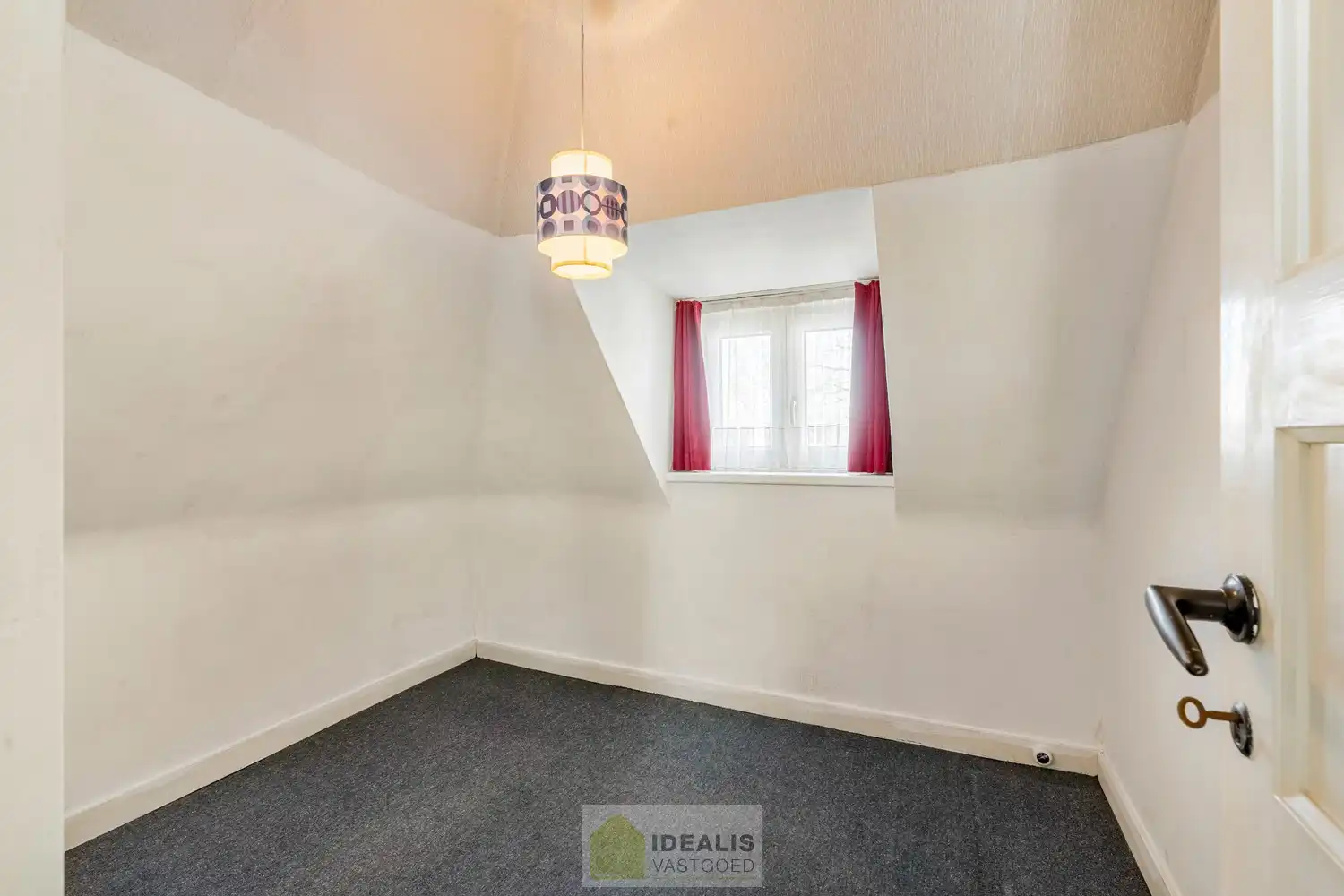 IDEALIS VASTGOED - Aangename vrijstaande woning op toplocatie te Boseind, Pelt. Deze woning omvat maar liefst +-149m² netto bewoonbare oppervlakte op een perceel van 6a 35ca met een ruime woonkamer met aansluitend uitgeruste keuken, maar liefst 3 slaapkamers of 2 slaapkamers met ruime dressing, badkamer, wasplaats, veranda en zeer ruime garage vlakbij de dorpskern van Boseind, Pelt! Uiterst geschikt voor kandidaten op zoek naar een naar eigen wens te renoveren betaalbare woning. foto 18