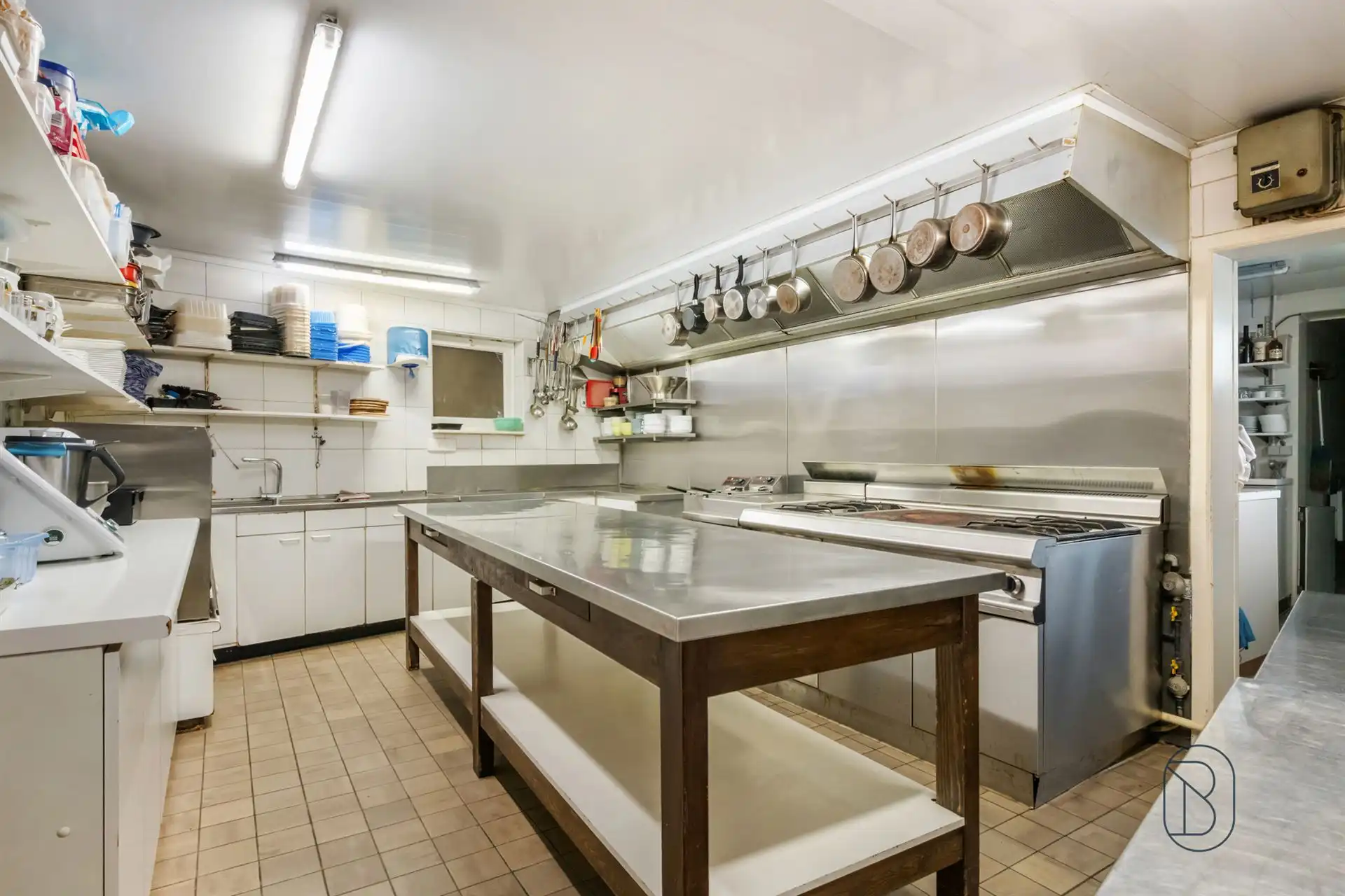 Topgelegen horecazaak met parking, en woonst foto 14