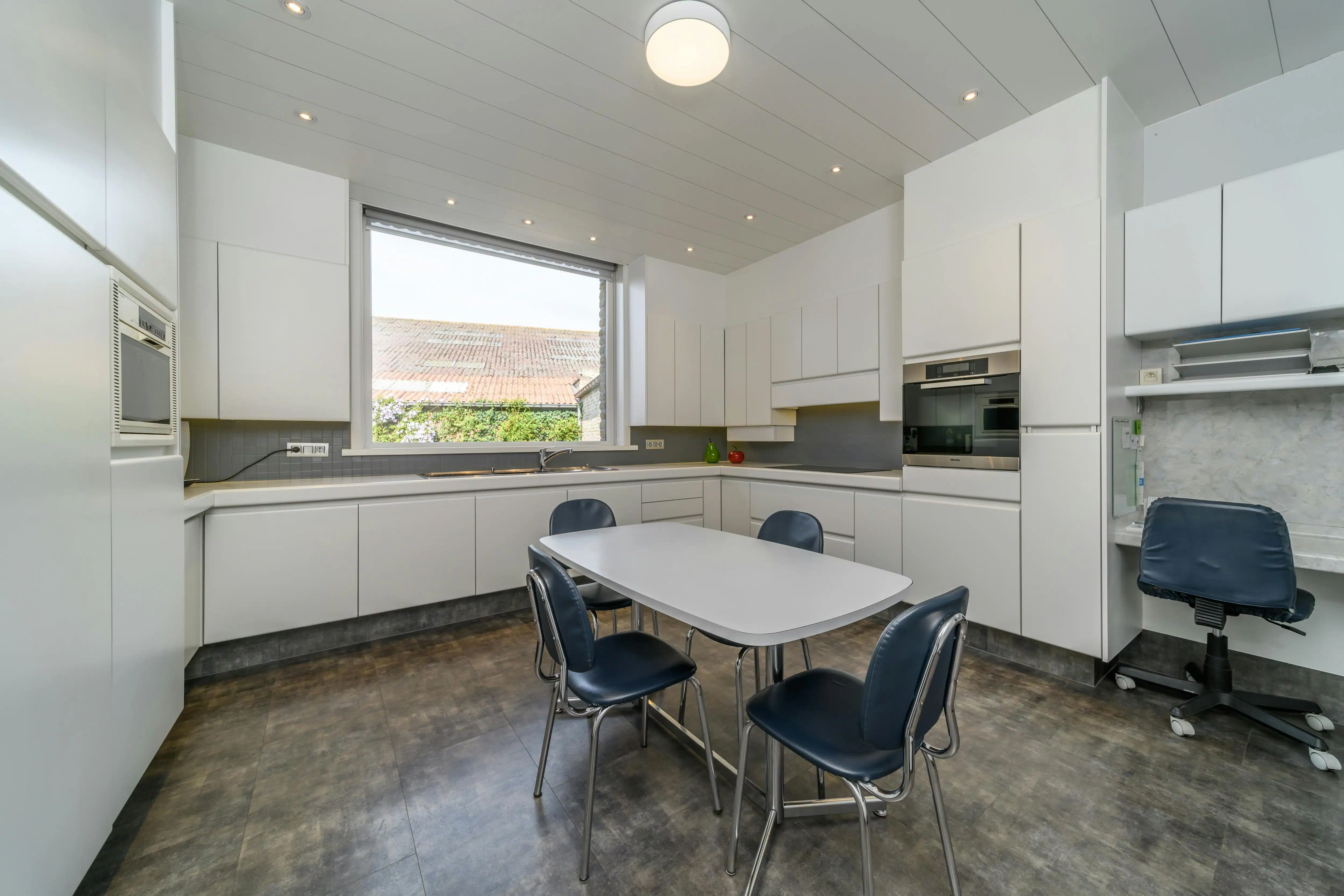 Herenhuis met ruime garage te koop in Izenberge. foto 4