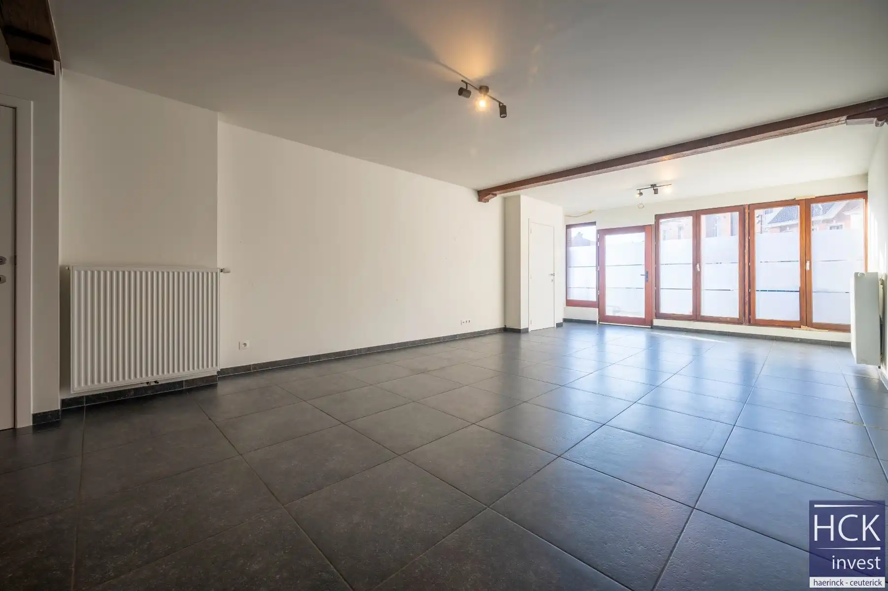 KRUISHOUTEM - Gelijkvloerse studio met terras én garagebox, géén syndic! foto 4