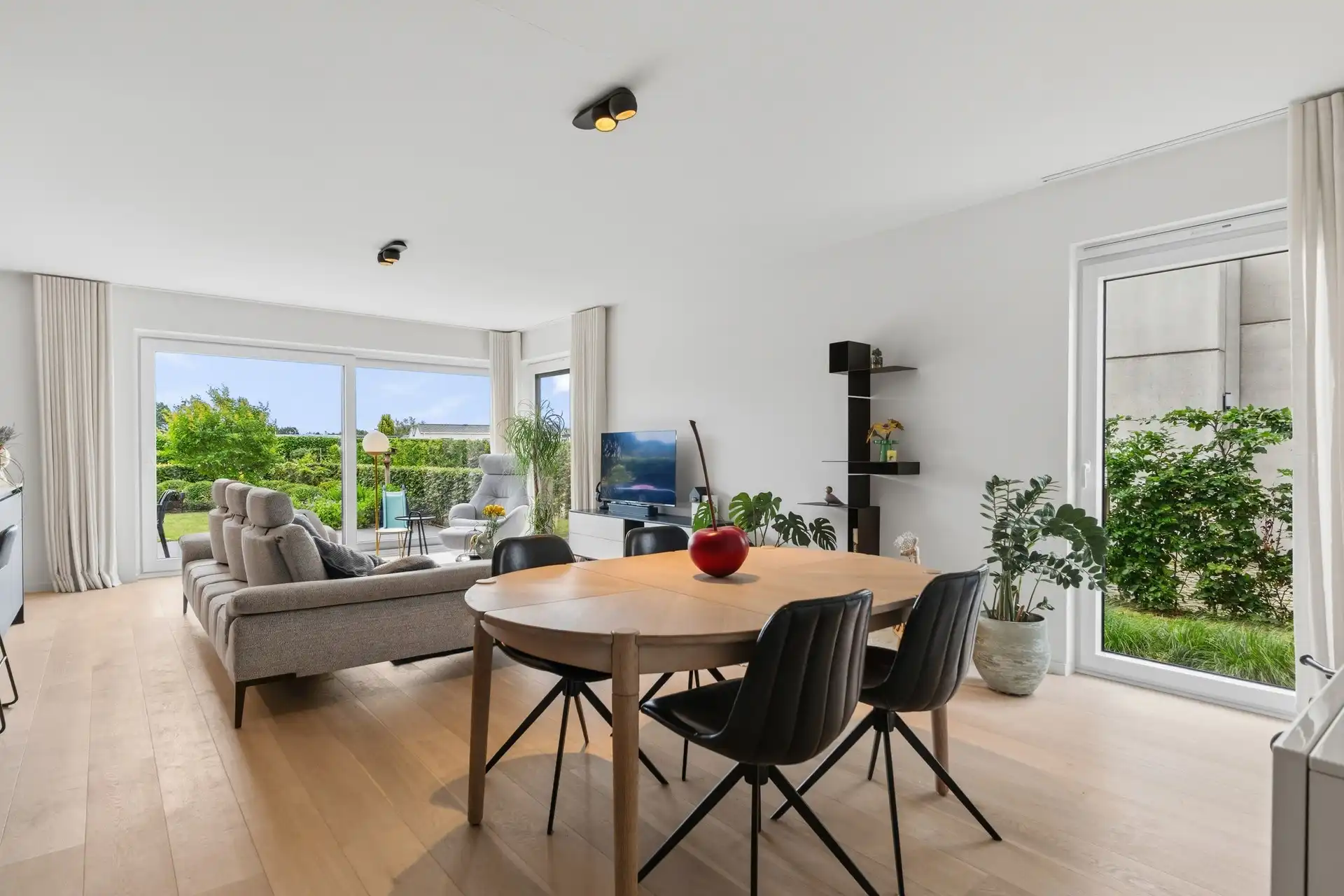 Recent, instapklaar gelijkvloers appartement met prachtige tuin en staanplaats te Berlare foto 2