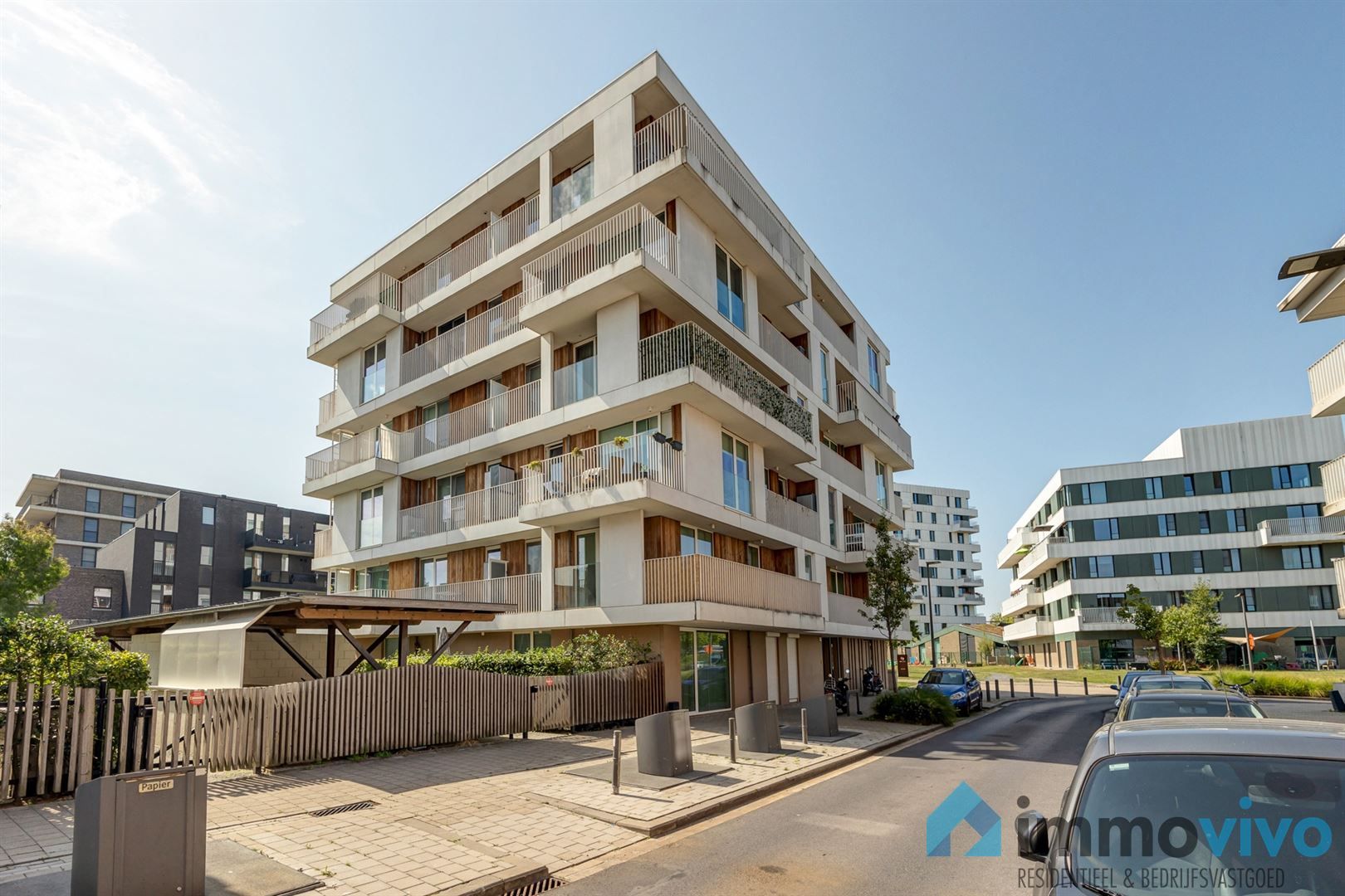 Recent (2017) knap hoekappartement met 1 slpk en groot terras foto {{pictureIndex}}